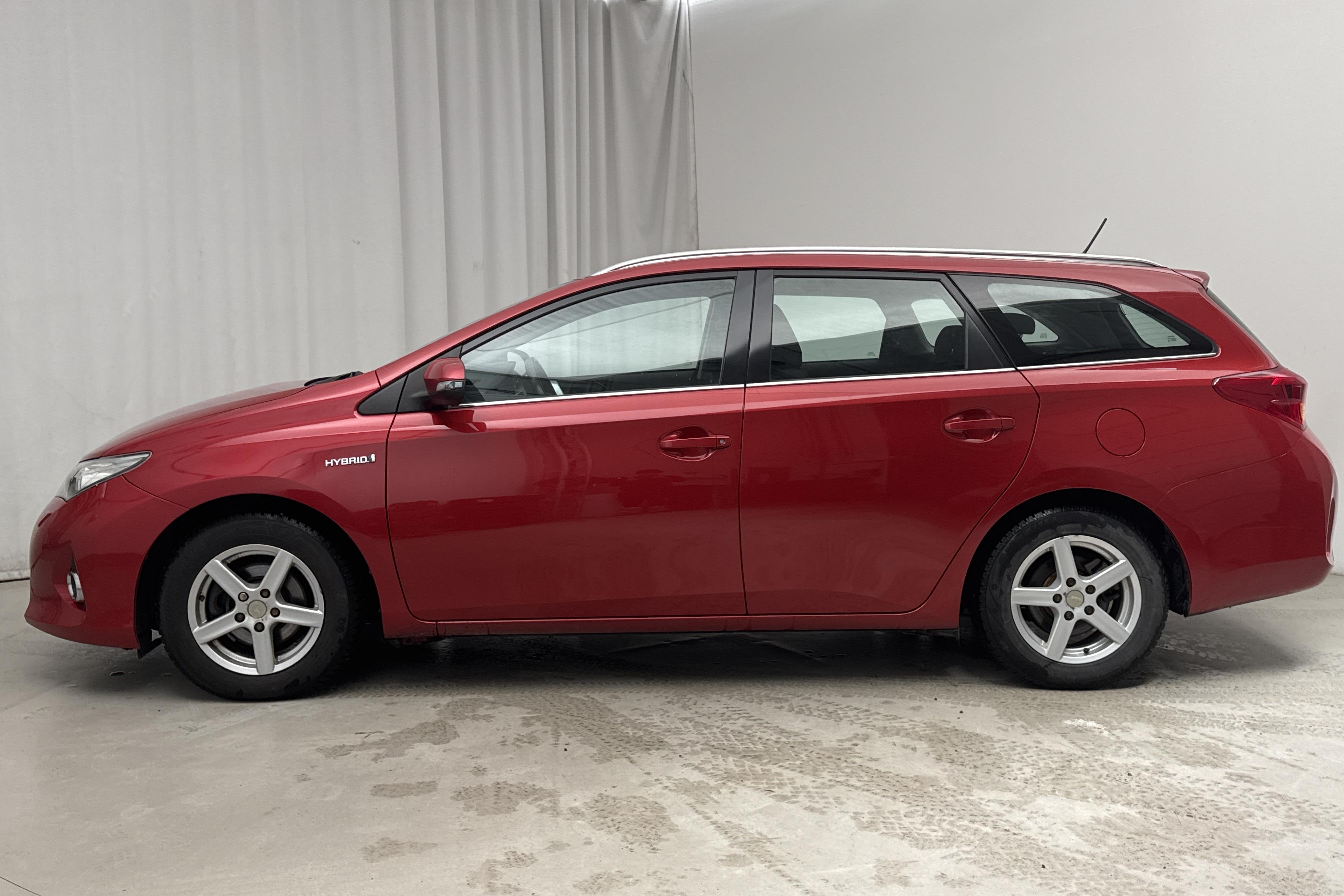 Toyota Auris 1.8 HSD Touring Sports (99hk) - 236 280 km - Automatyczna - Dark Red - 2013