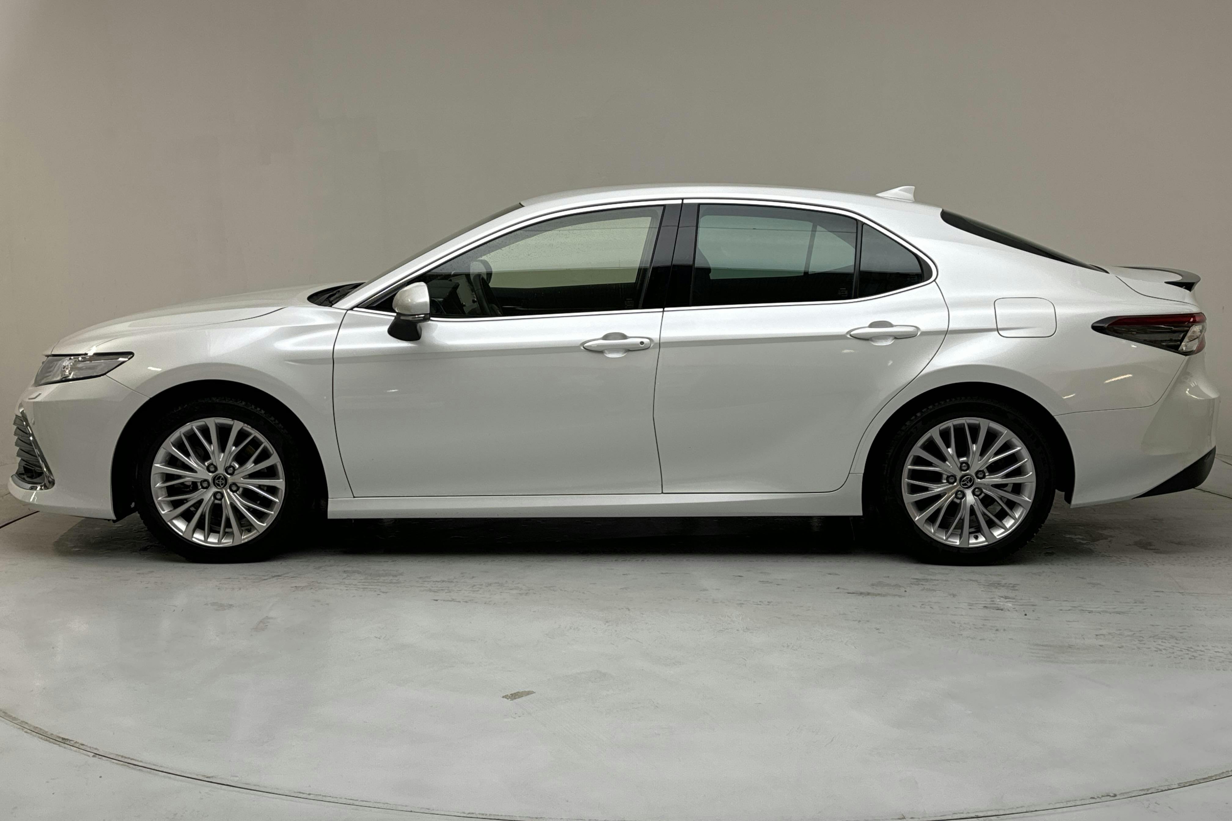 Toyota Camry 2.5 Hybrid (218hk) - 43 100 km - Automaatne - valge - 2022