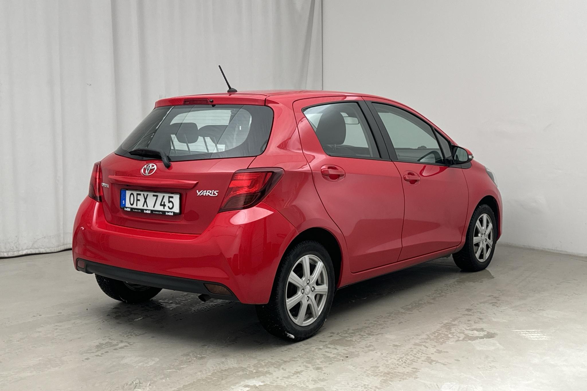 Toyota Yaris 1.33 5dr (100hk) - 11 881 mil - Automat - röd - 2016