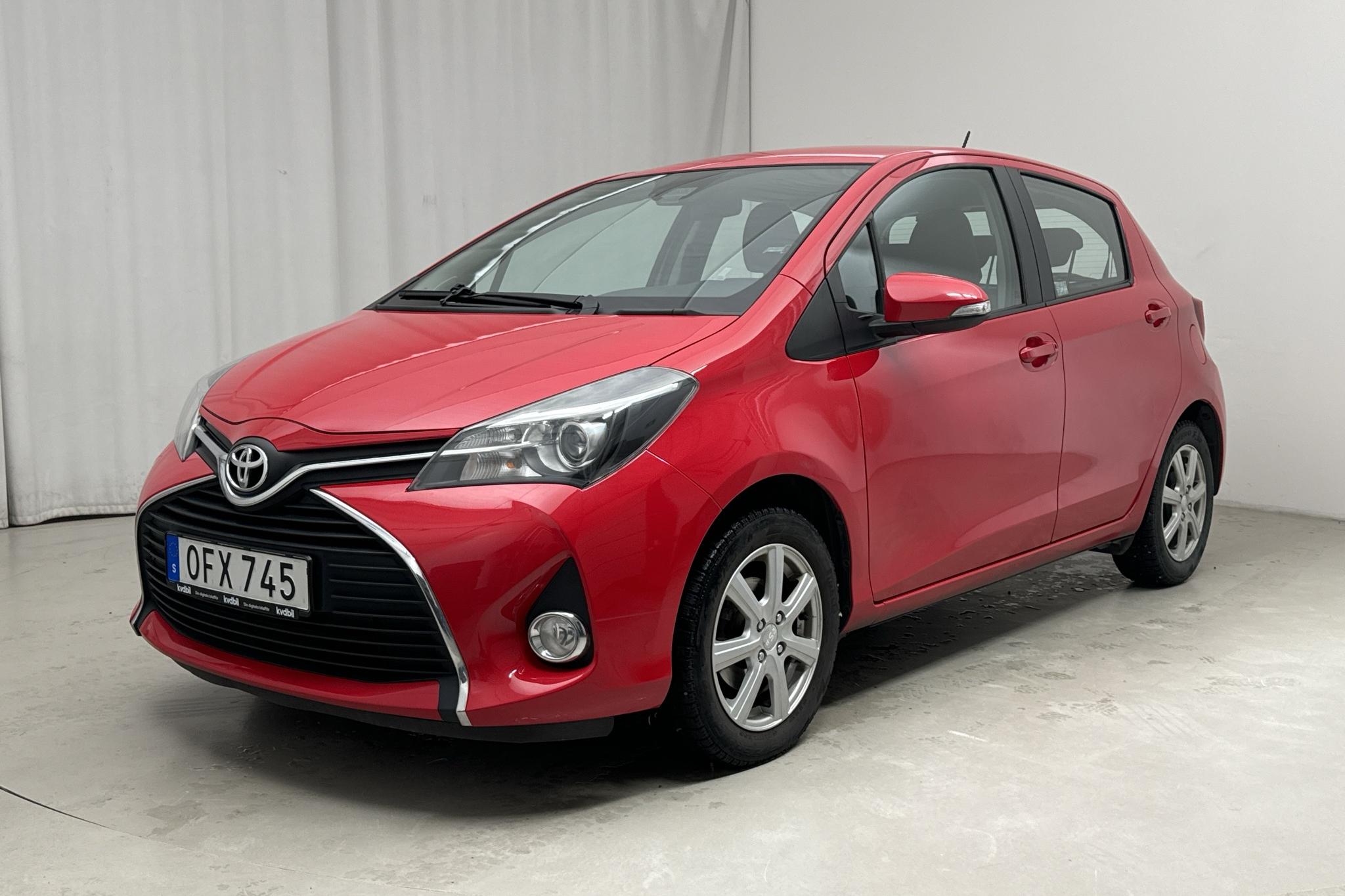 Toyota Yaris 1.33 5dr (100hk) - 11 881 mil - Automat - röd - 2016