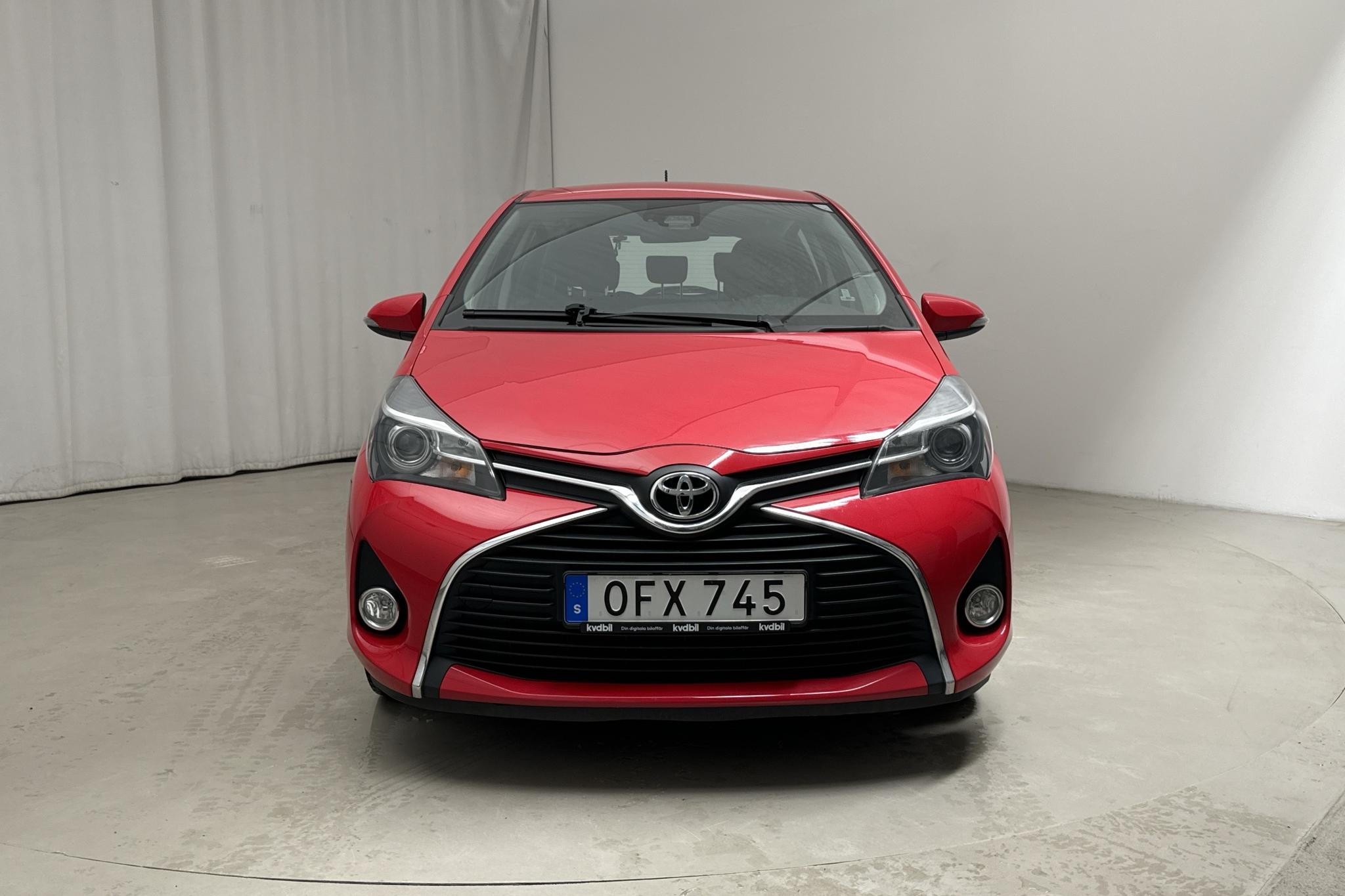 Toyota Yaris 1.33 5dr (100hk) - 11 881 mil - Automat - röd - 2016