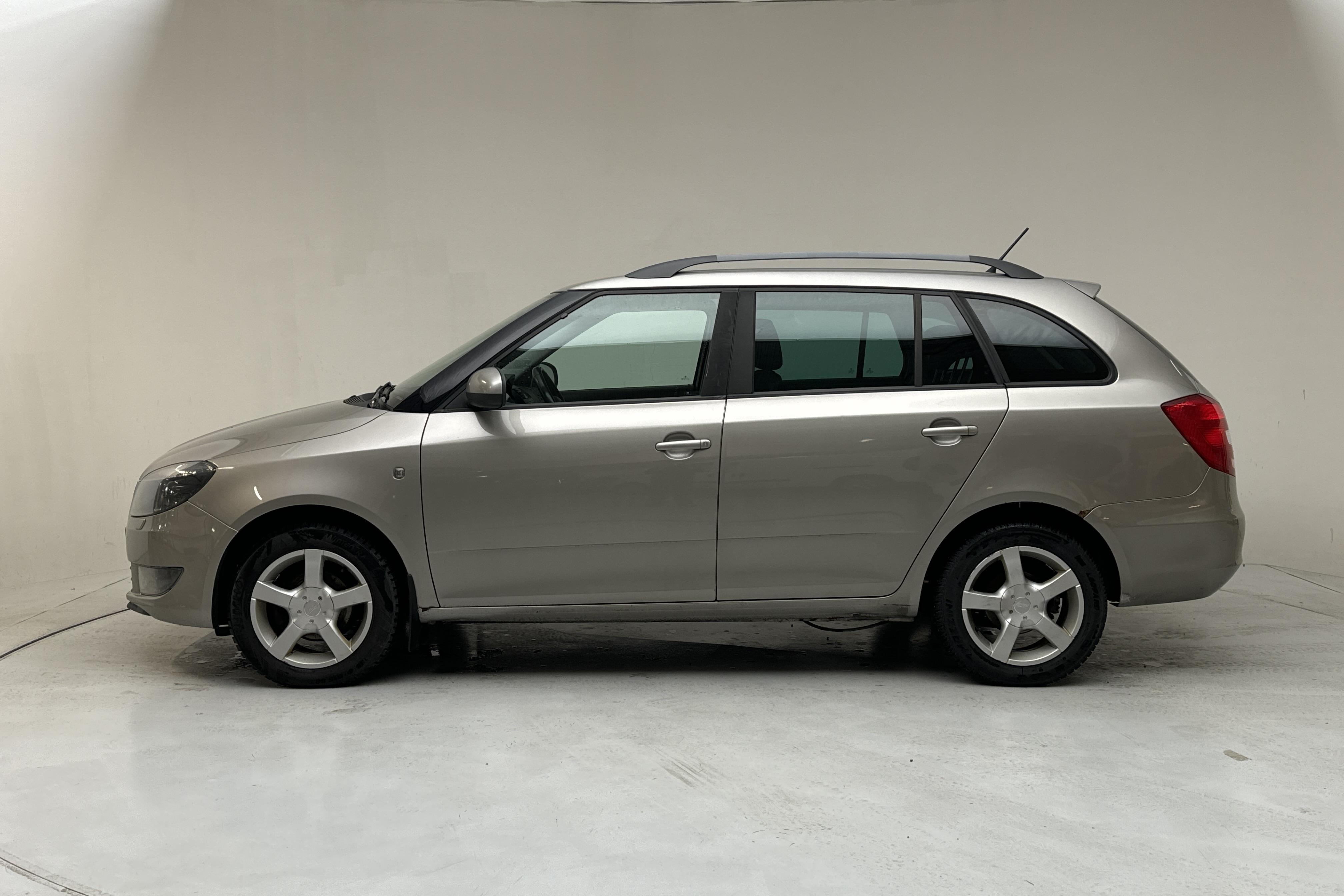 Skoda Fabia 1.6 TDI Combi (90hk) - 259 710 km - Käsitsi - Light Brown - 2014