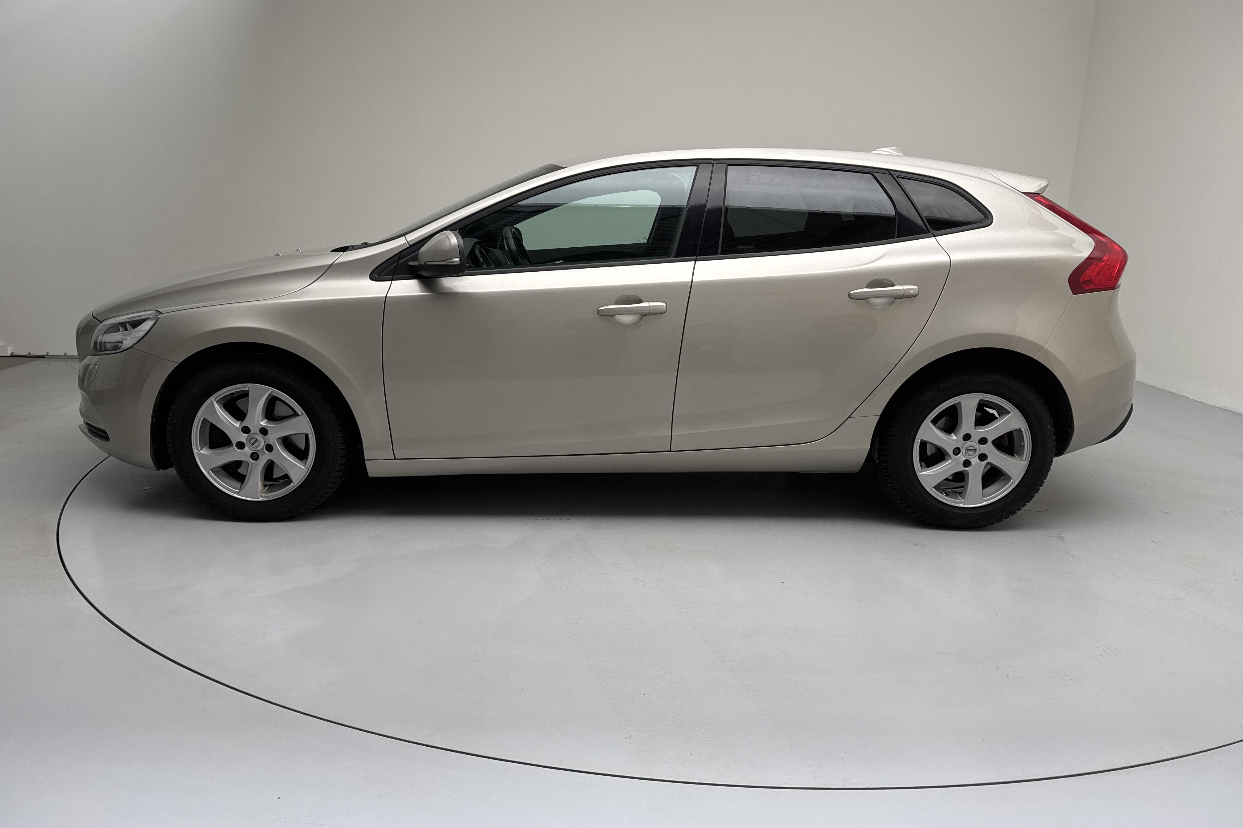 Volvo V40 D2 (120hk) - 7 378 mil - Automat - Light Brown - 2018