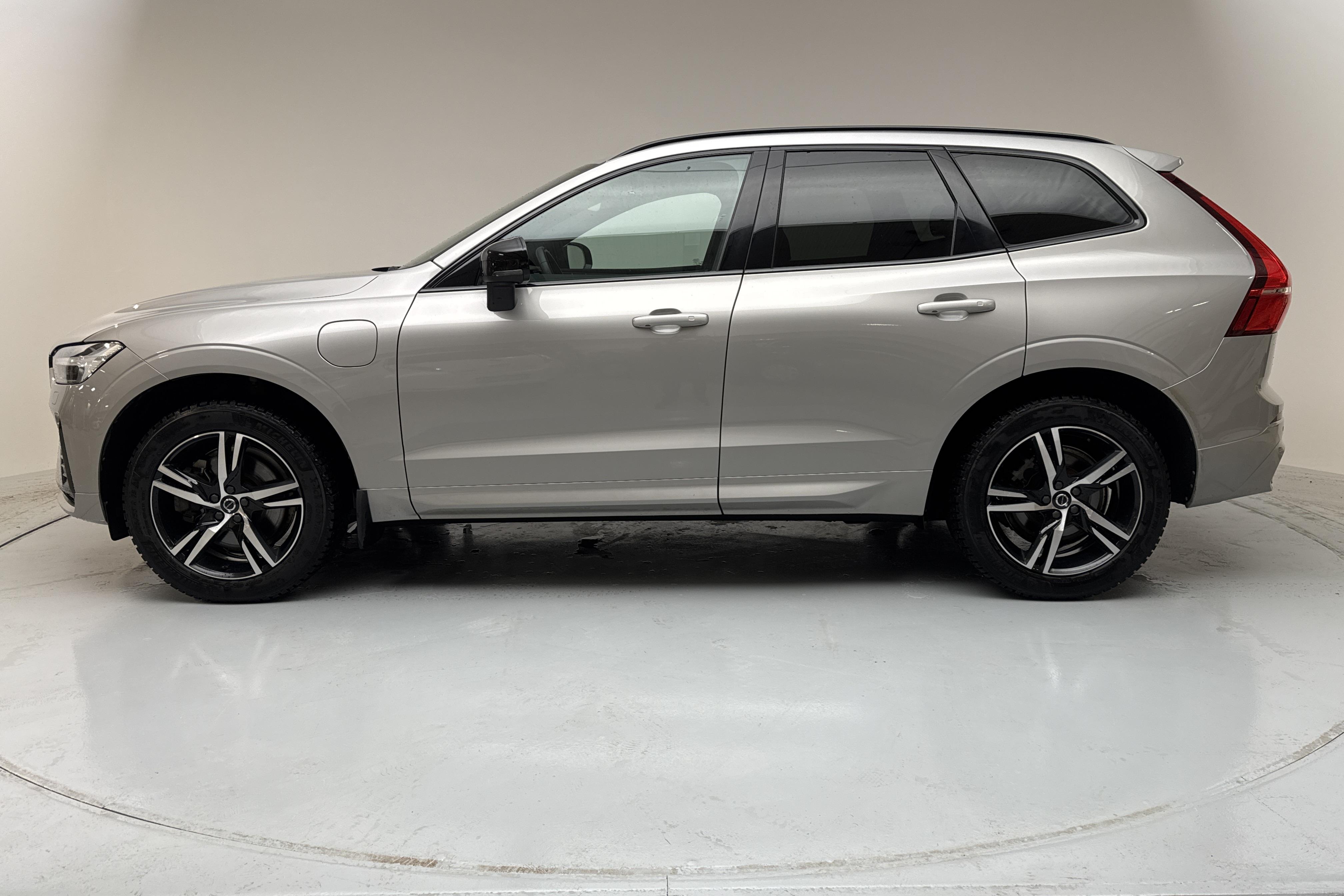 Volvo XC60 T6 AWD Recharge (350hk) - 124 550 km - Automaattinen - hopea - 2022