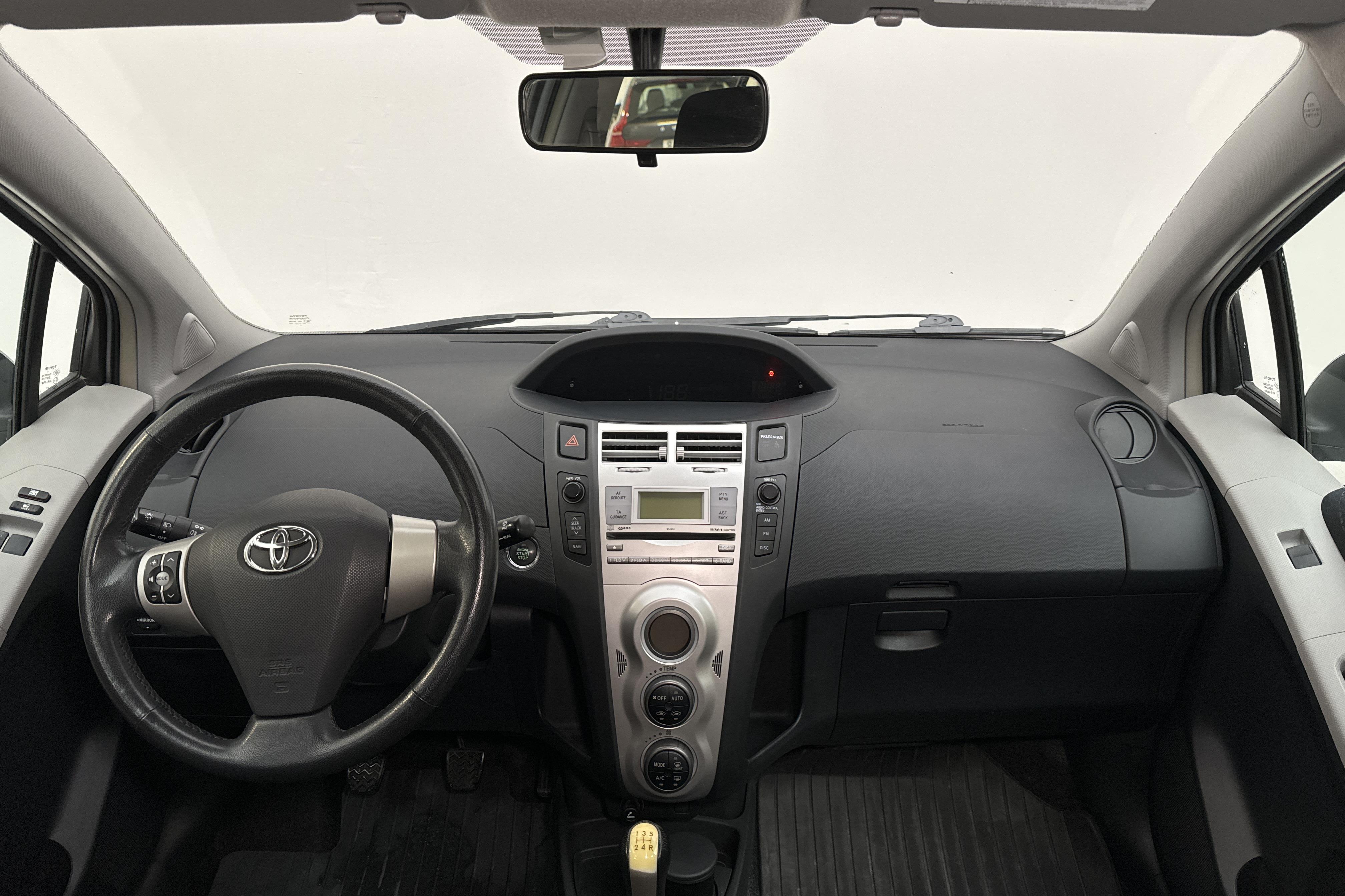 Toyota Yaris 1.3 5dr (87hk) - 37 280 km - Manualna - szary - 2006