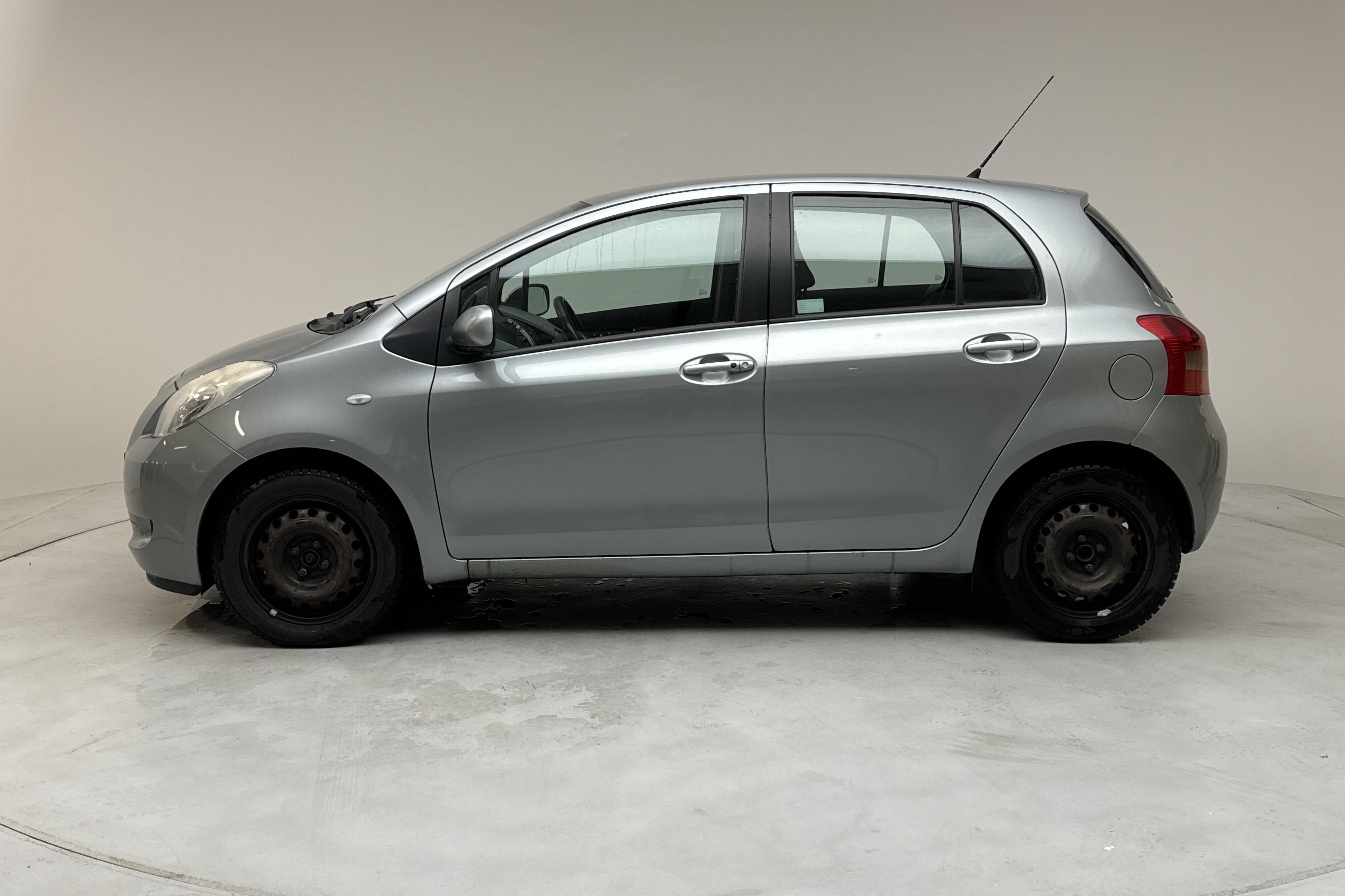 Toyota Yaris 1.3 5dr (87hk) - 37 280 km - Manualna - szary - 2006