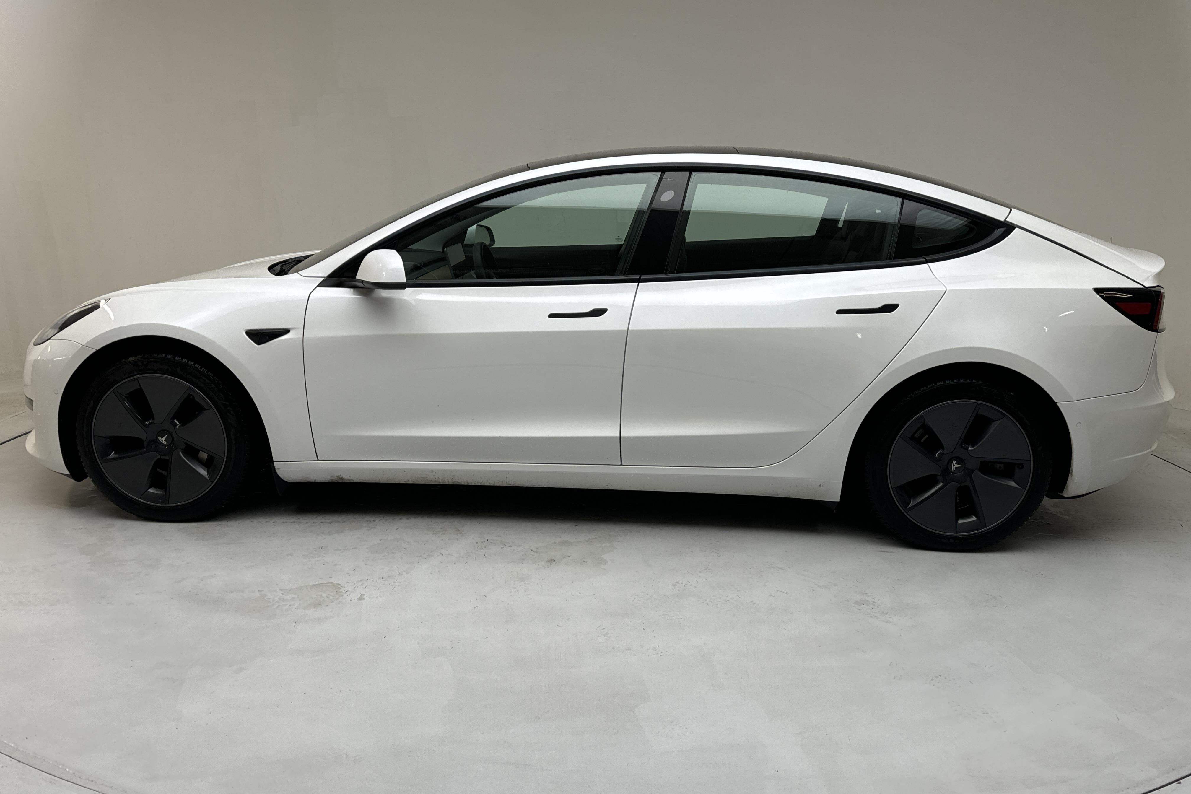 Tesla Model 3 Long Range Dual Motor AWD - 130 160 km - Automatic - white - 2021