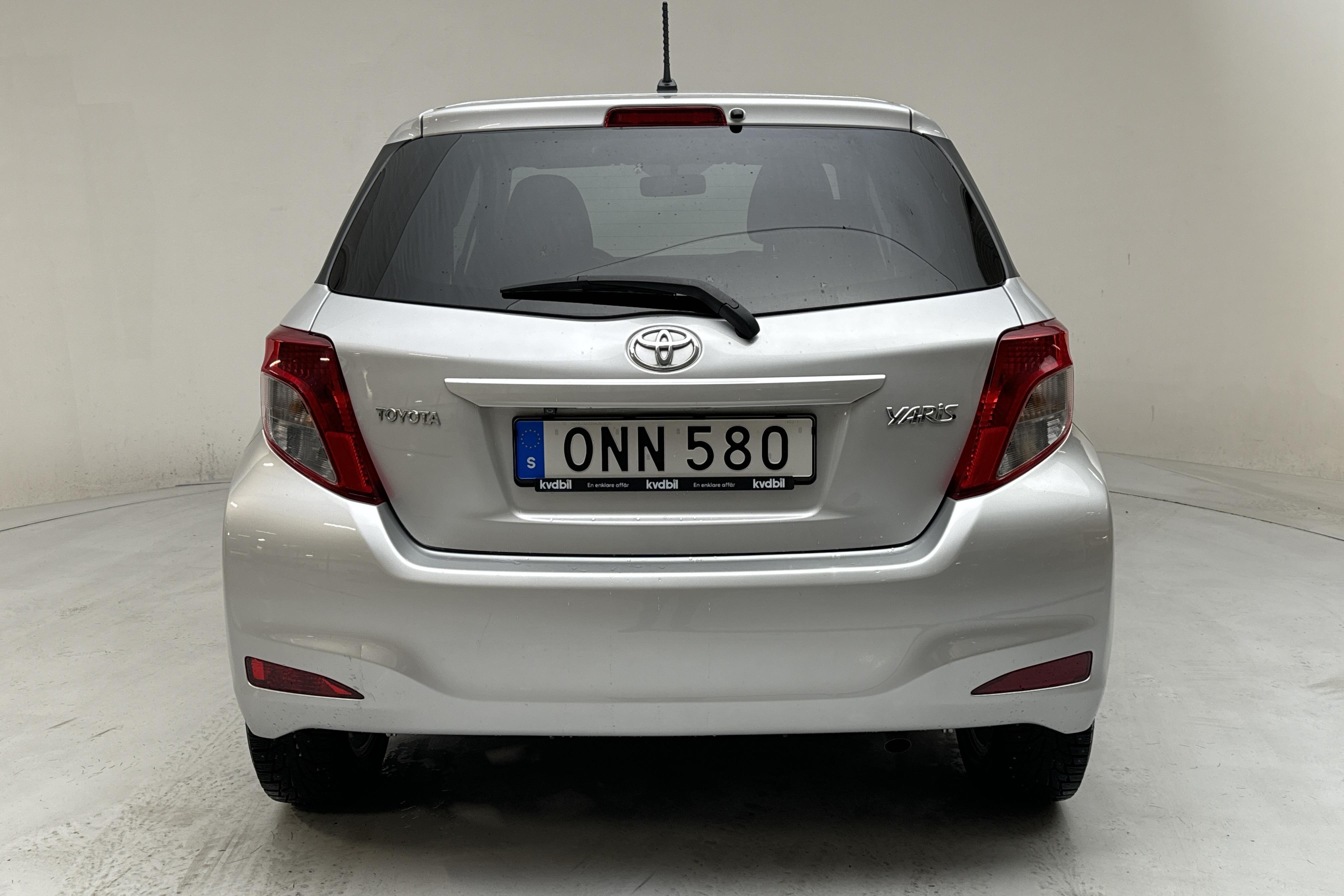 Toyota Yaris 1.33 5dr (100hk) - 8 857 mil - Automat - silver - 2014