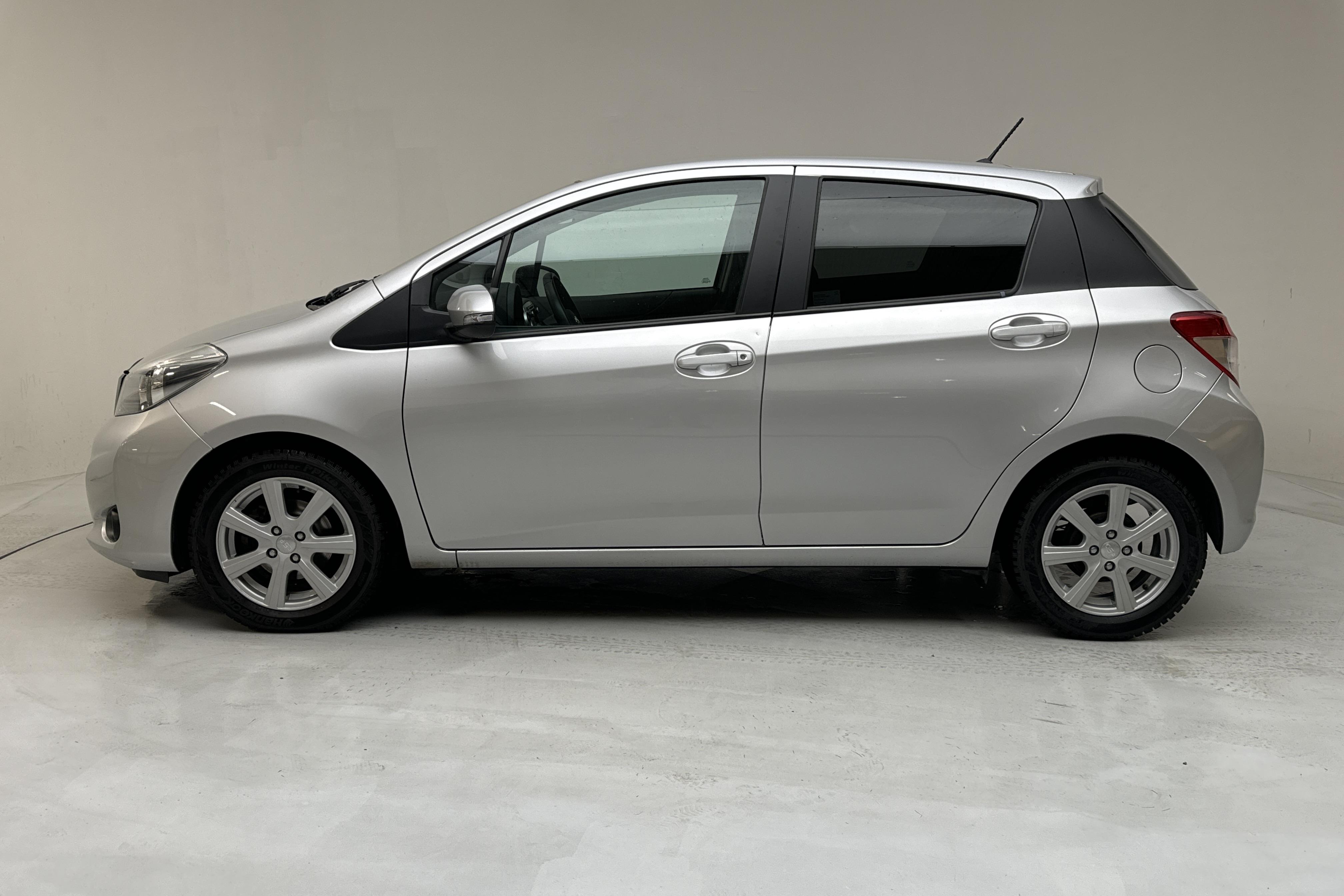 Toyota Yaris 1.33 5dr (100hk) - 8 857 mil - Automat - silver - 2014