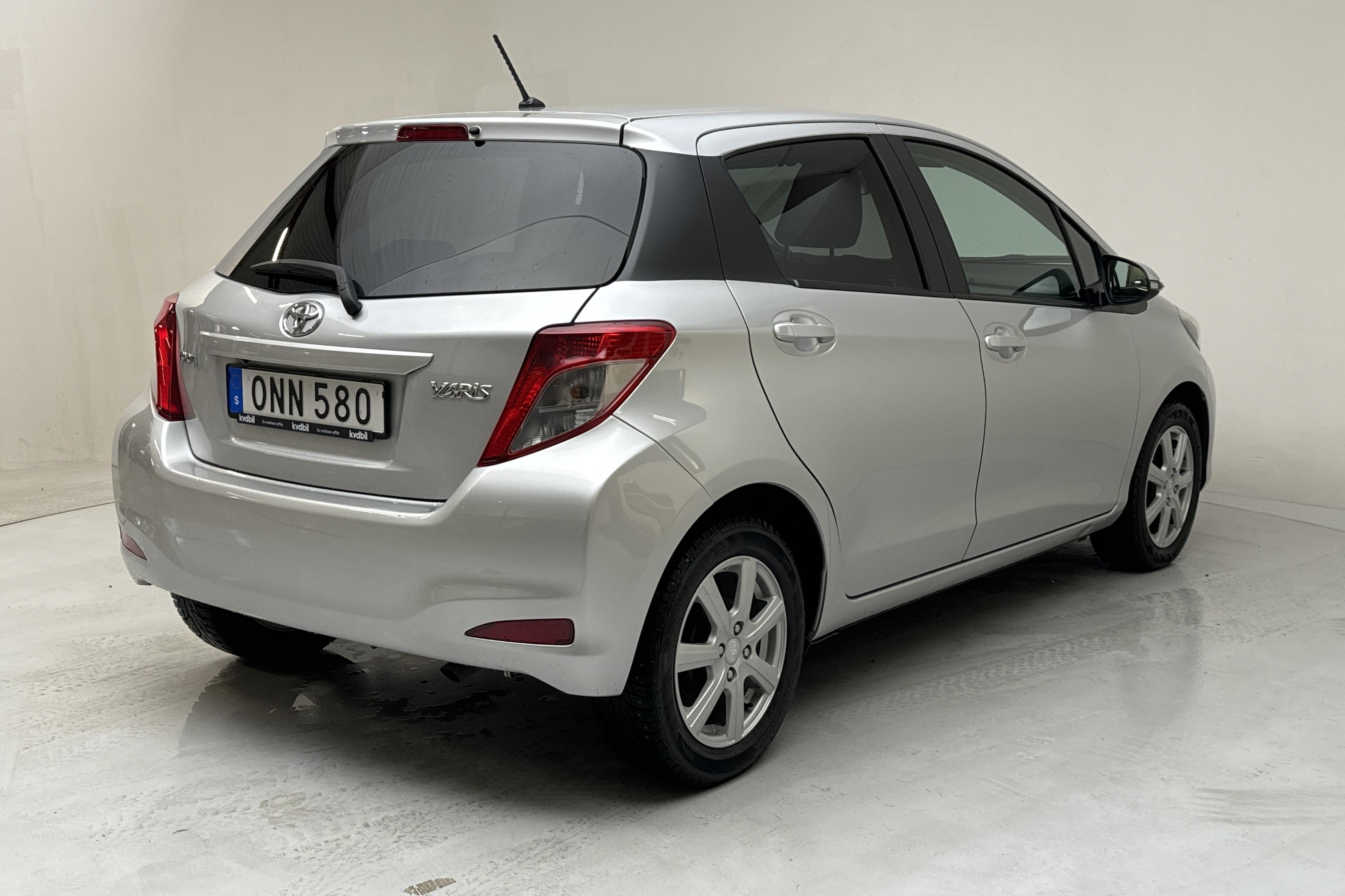 Toyota Yaris 1.33 5dr (100hk) - 8 857 mil - Automat - silver - 2014