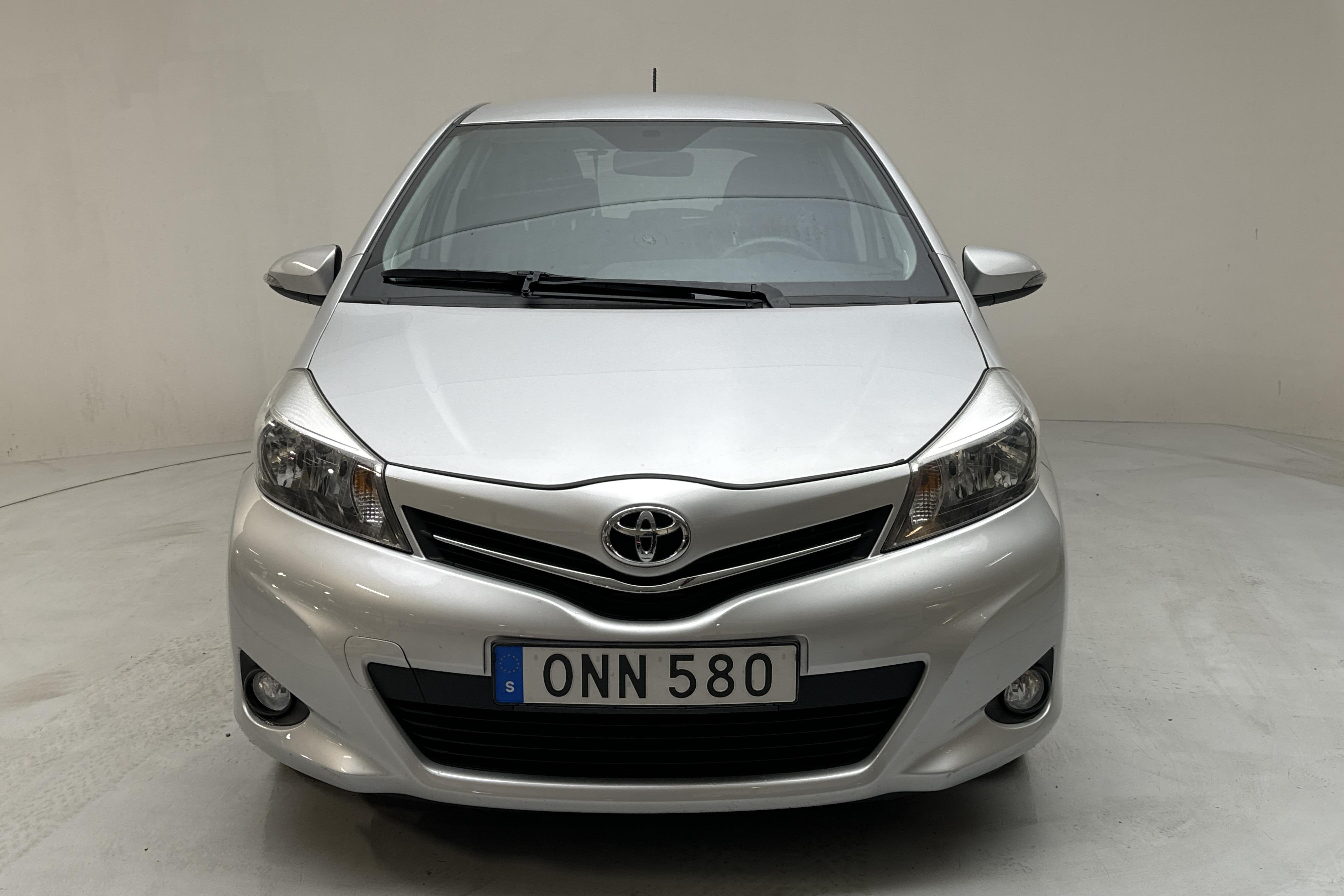 Toyota Yaris 1.33 5dr (100hk) - 8 857 mil - Automat - silver - 2014