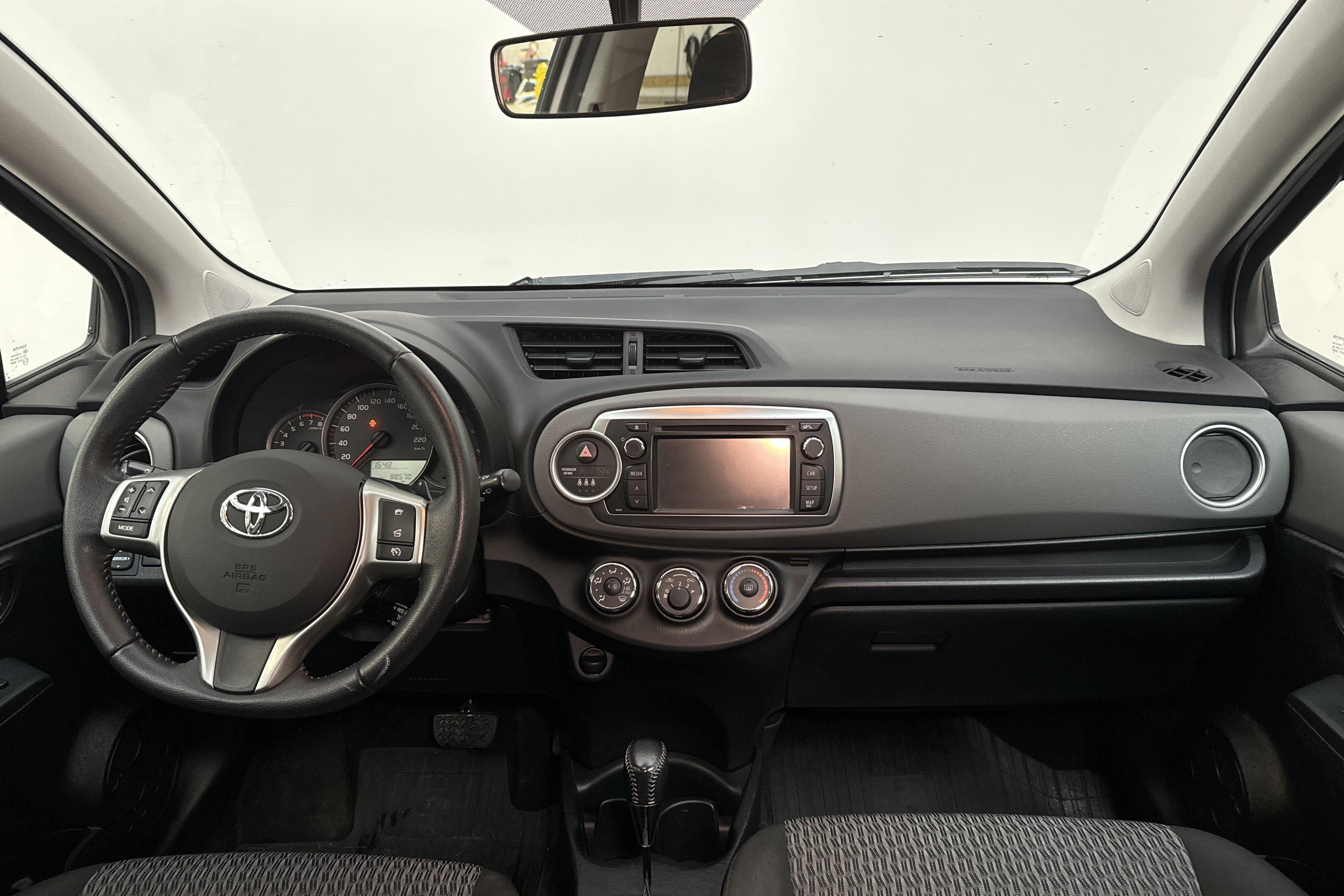 Toyota Yaris 1.33 5dr (100hk) - 8 857 mil - Automat - silver - 2014