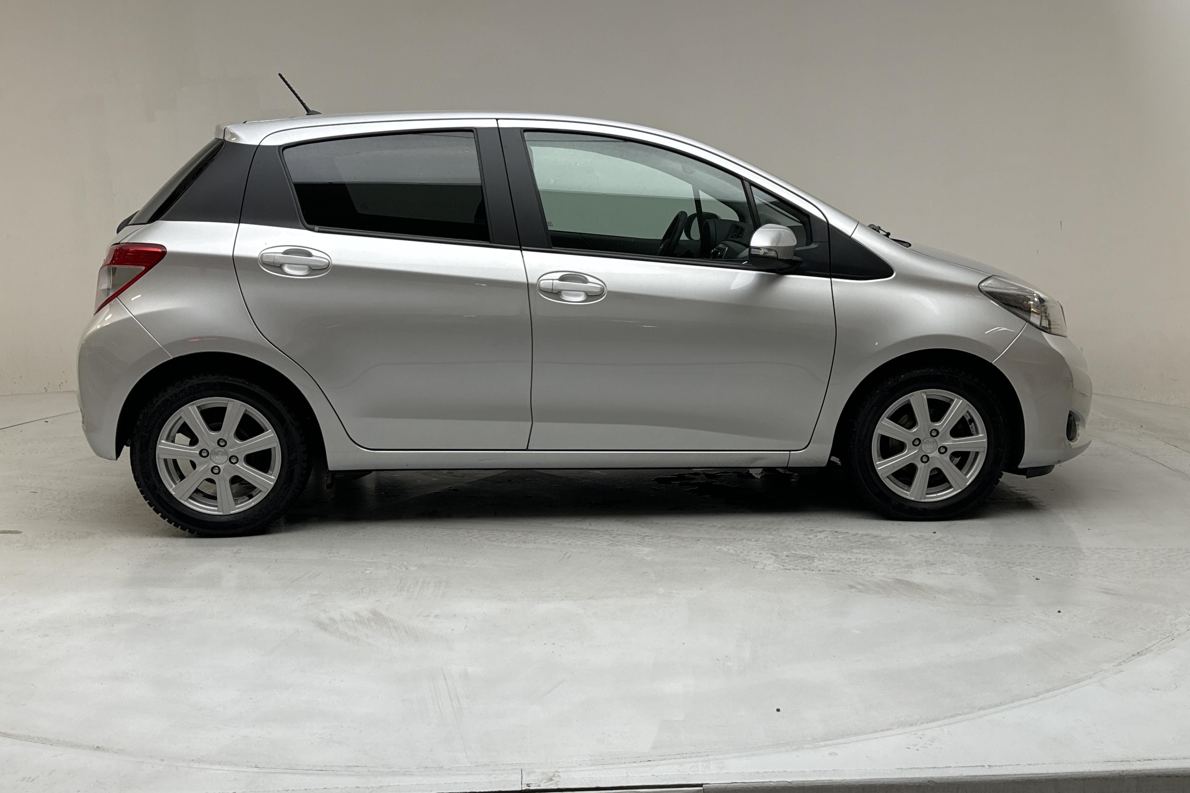 Toyota Yaris 1.33 5dr (100hk) - 8 857 mil - Automat - silver - 2014