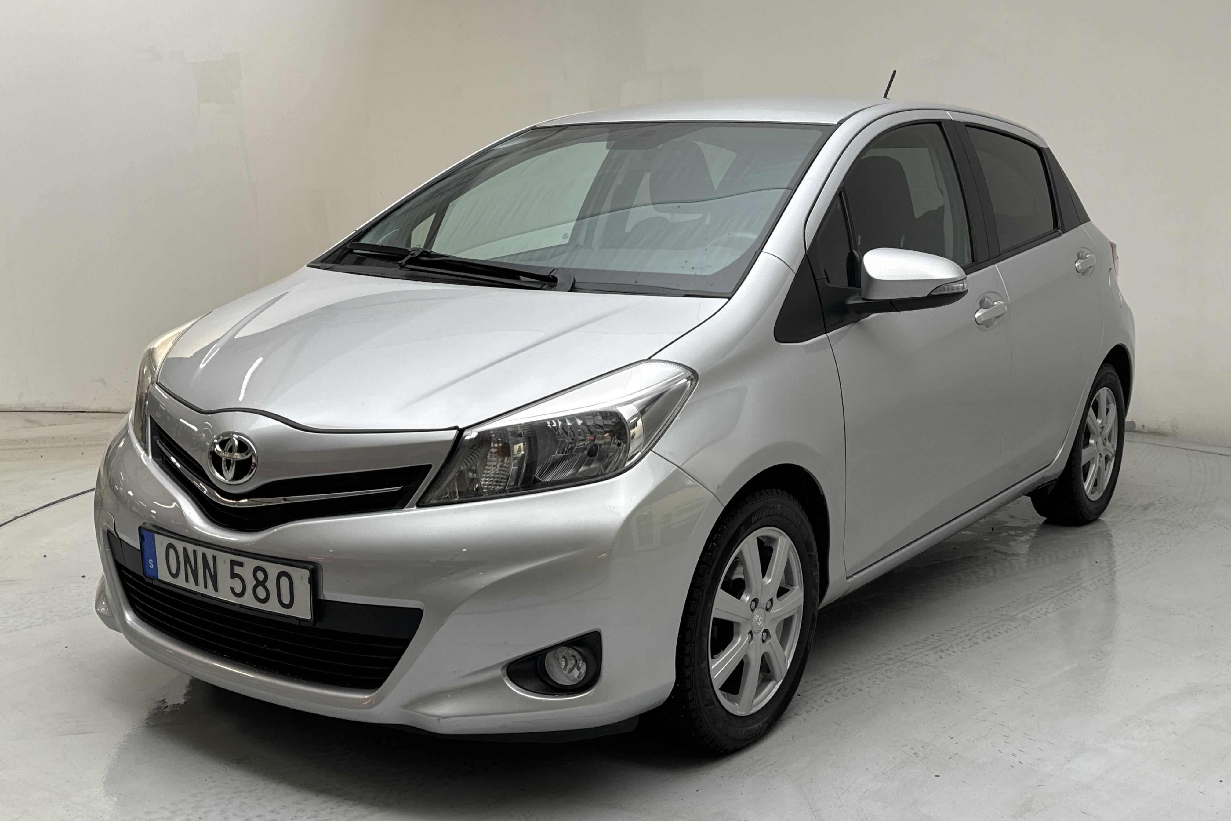 Toyota Yaris 1.33 5dr (100hk) - 8 857 mil - Automat - silver - 2014