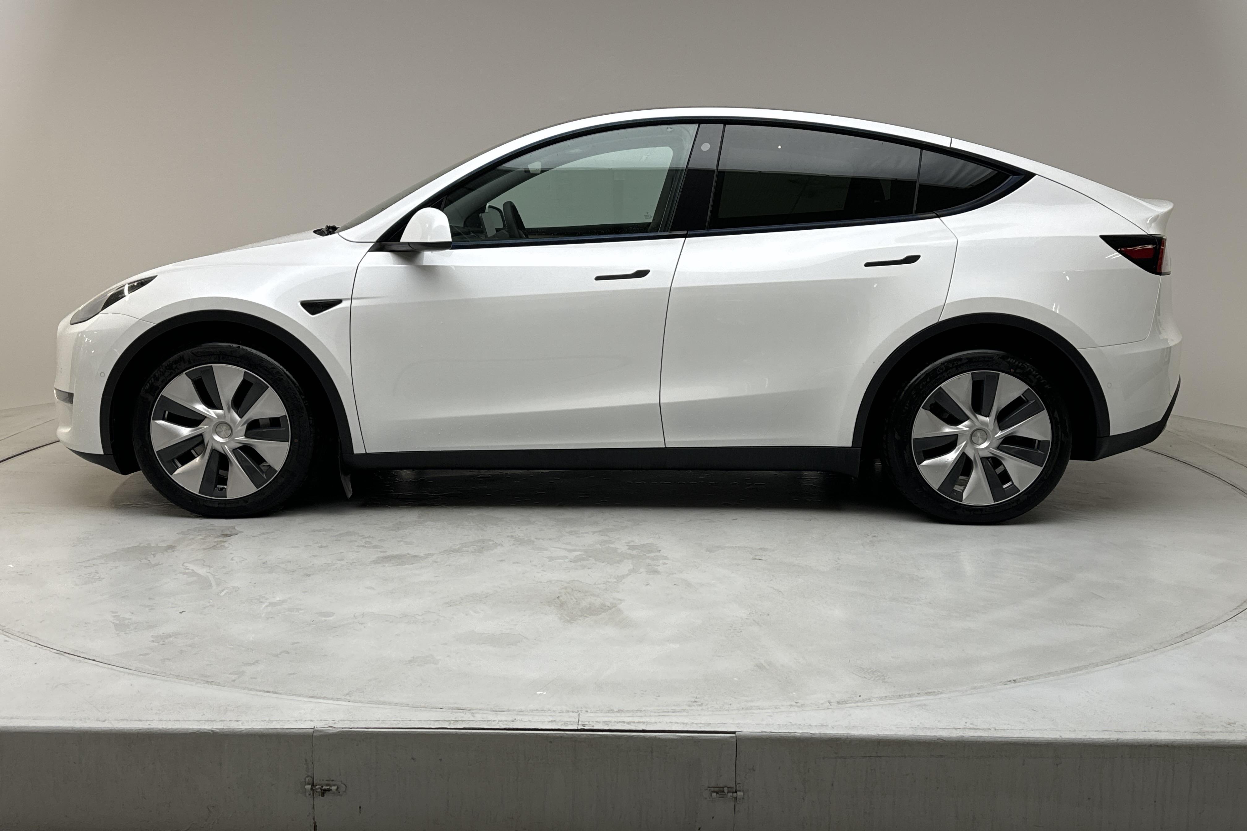 Tesla Model Y Long Range Dual Motor AWD - 8 375 mil - Automat - vit - 2021