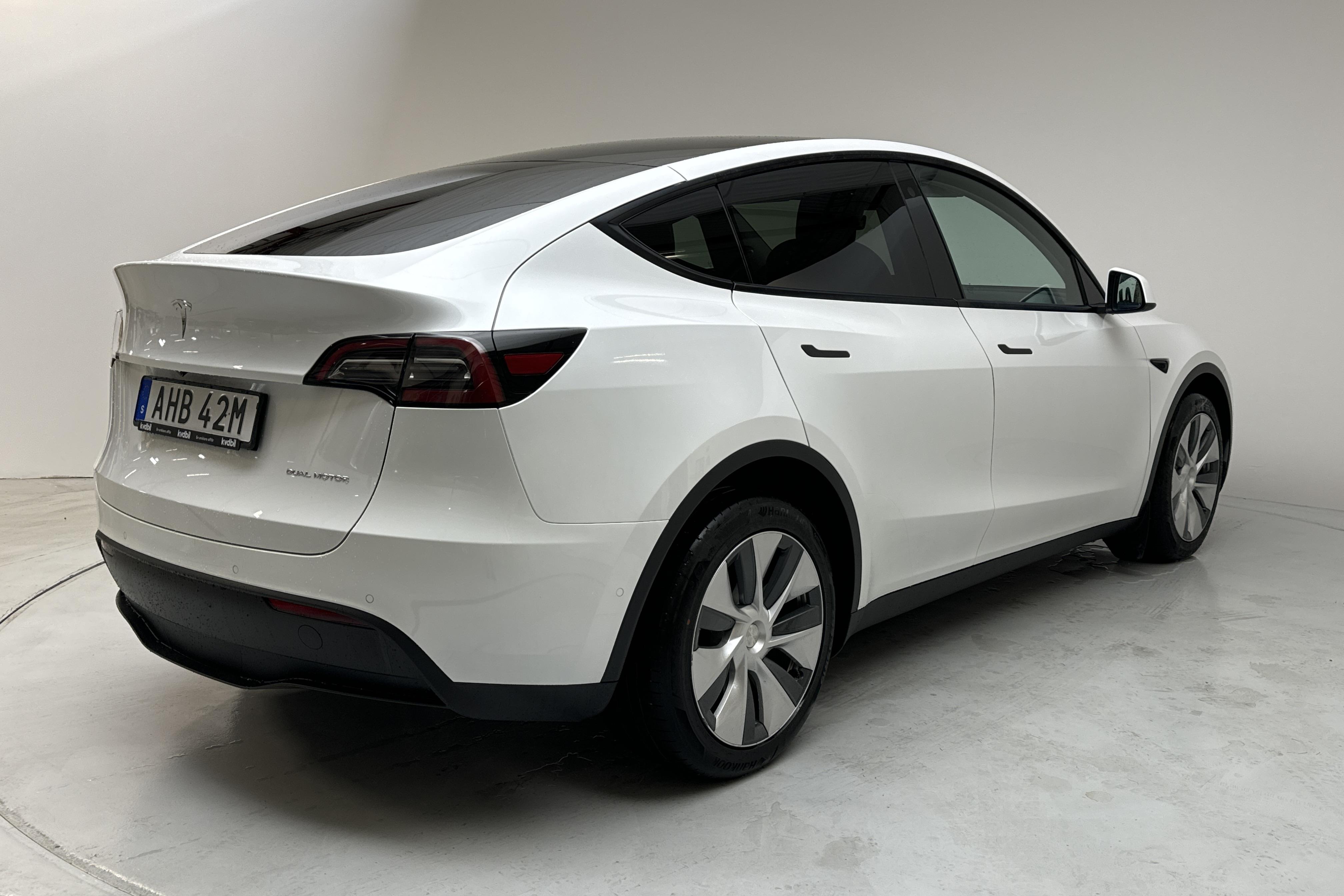 Tesla Model Y Long Range Dual Motor AWD - 8 375 mil - Automat - vit - 2021