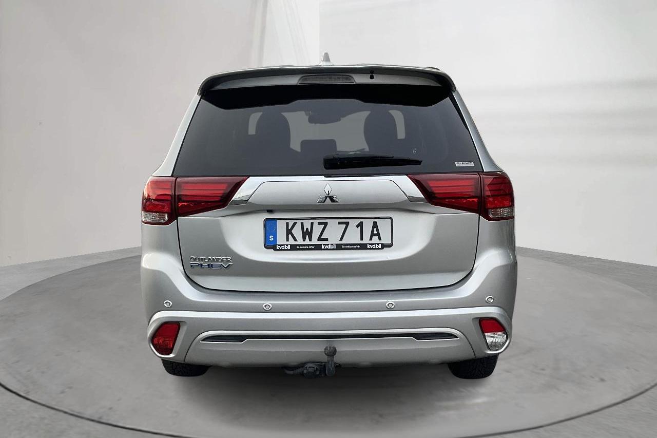 Mitsubishi Outlander 2.4 Plug-in Hybrid 4WD (136hk) - 12 333 mil - Automat - silver - 2020