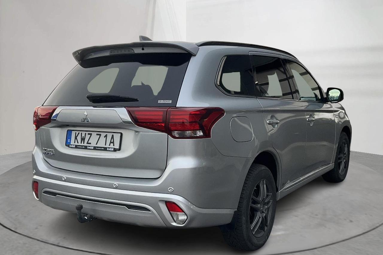 Mitsubishi Outlander 2.4 Plug-in Hybrid 4WD (136hk) - 12 333 mil - Automat - silver - 2020