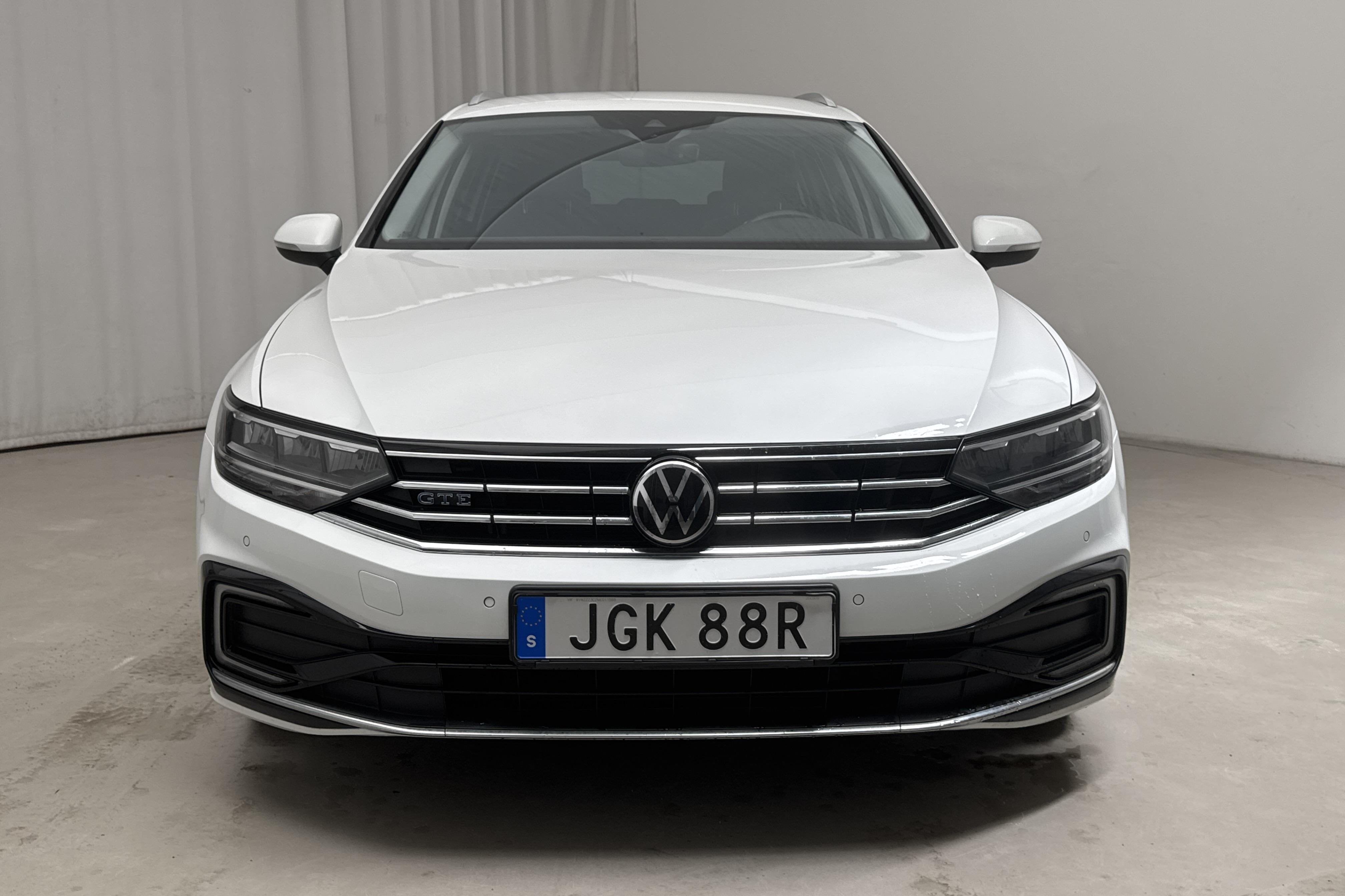 VW Passat 1.4 GTE Sportscombi (218hk) - 12 039 mil - Automat - vit - 2021