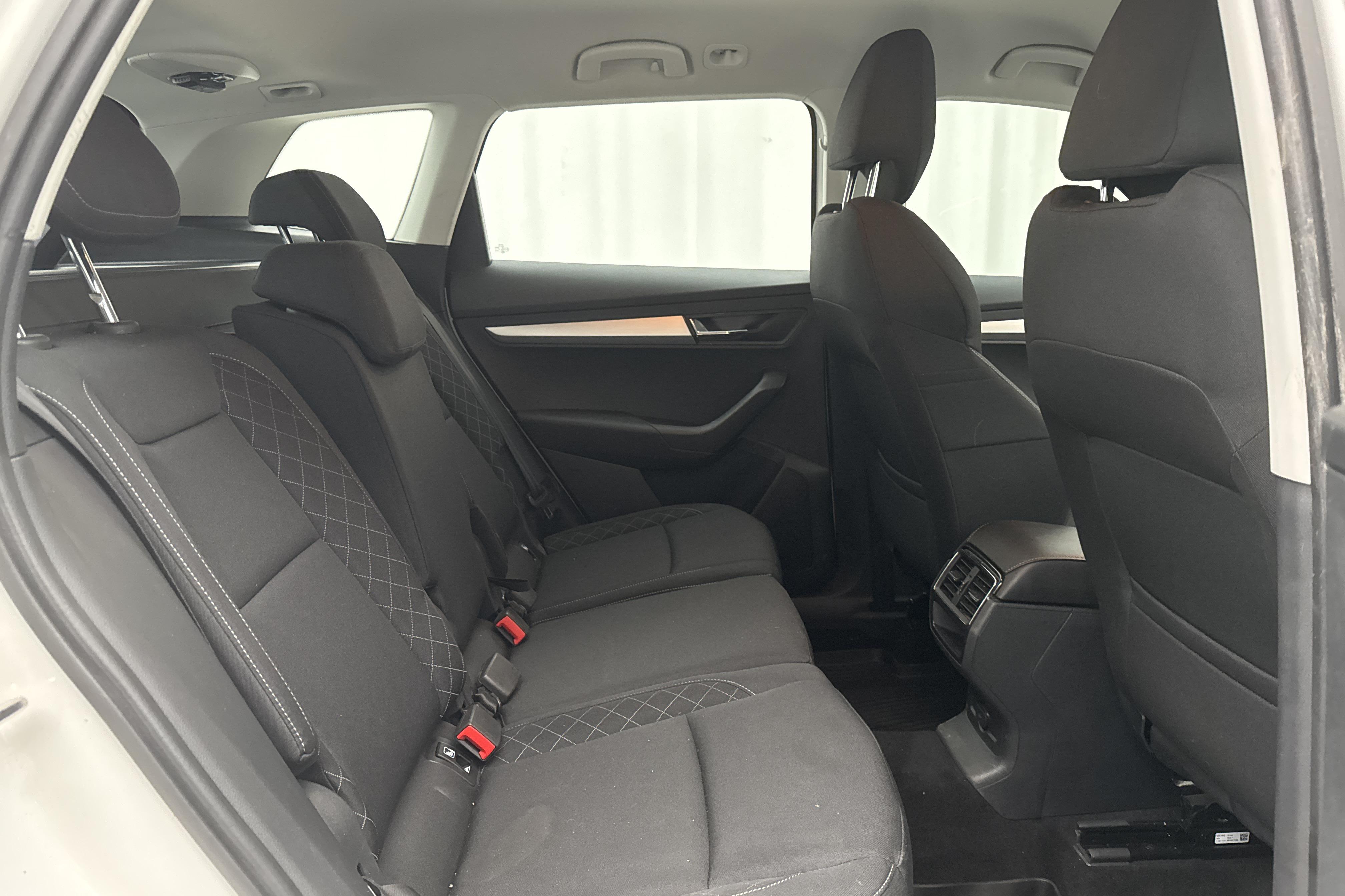 Skoda Karoq 2.0 TDI 4X4 (150hk) - 111 320 km - Manualna - biały - 2019