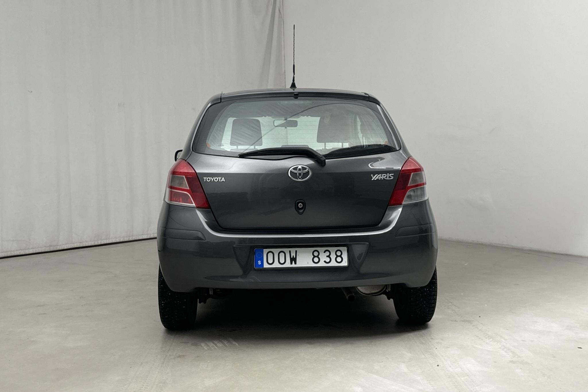 Toyota Yaris 1.33 5dr (100hk) - 8 376 mil - Manuell - Dark Grey - 2011