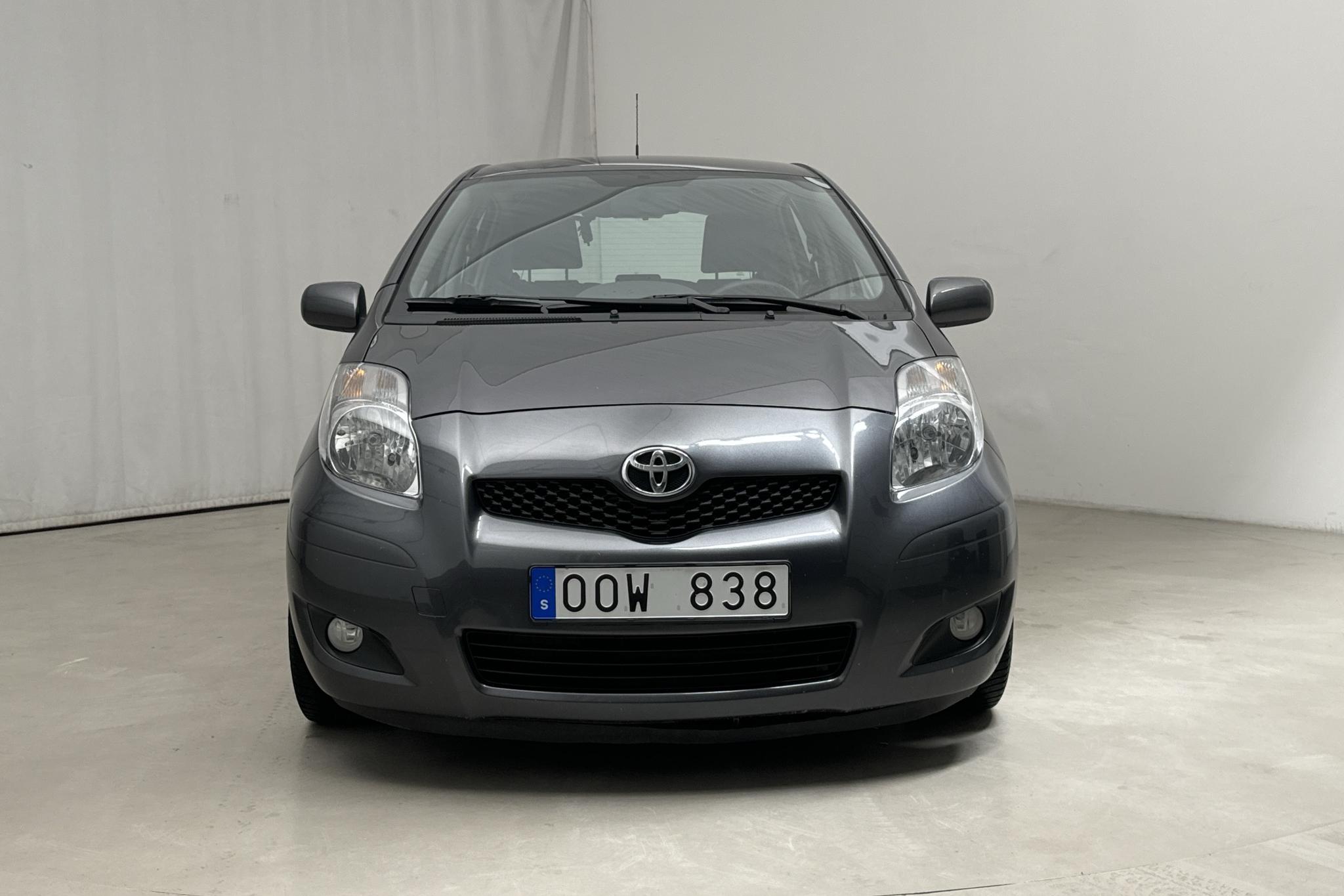 Toyota Yaris 1.33 5dr (100hk) - 8 376 mil - Manuell - Dark Grey - 2011