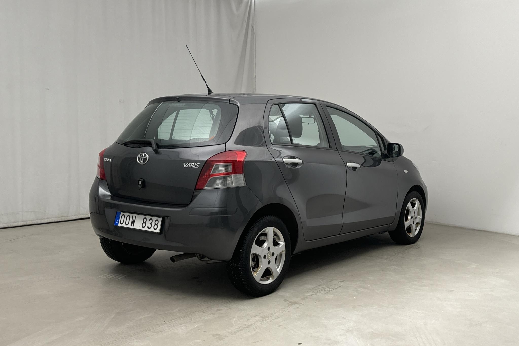 Toyota Yaris 1.33 5dr (100hk) - 8 376 mil - Manuell - Dark Grey - 2011