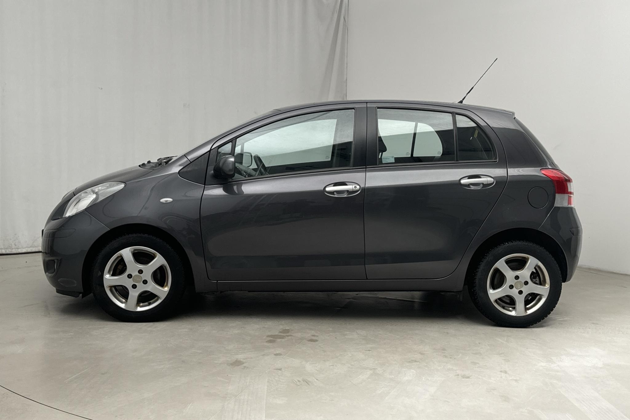 Toyota Yaris 1.33 5dr (100hk) - 8 376 mil - Manuell - Dark Grey - 2011