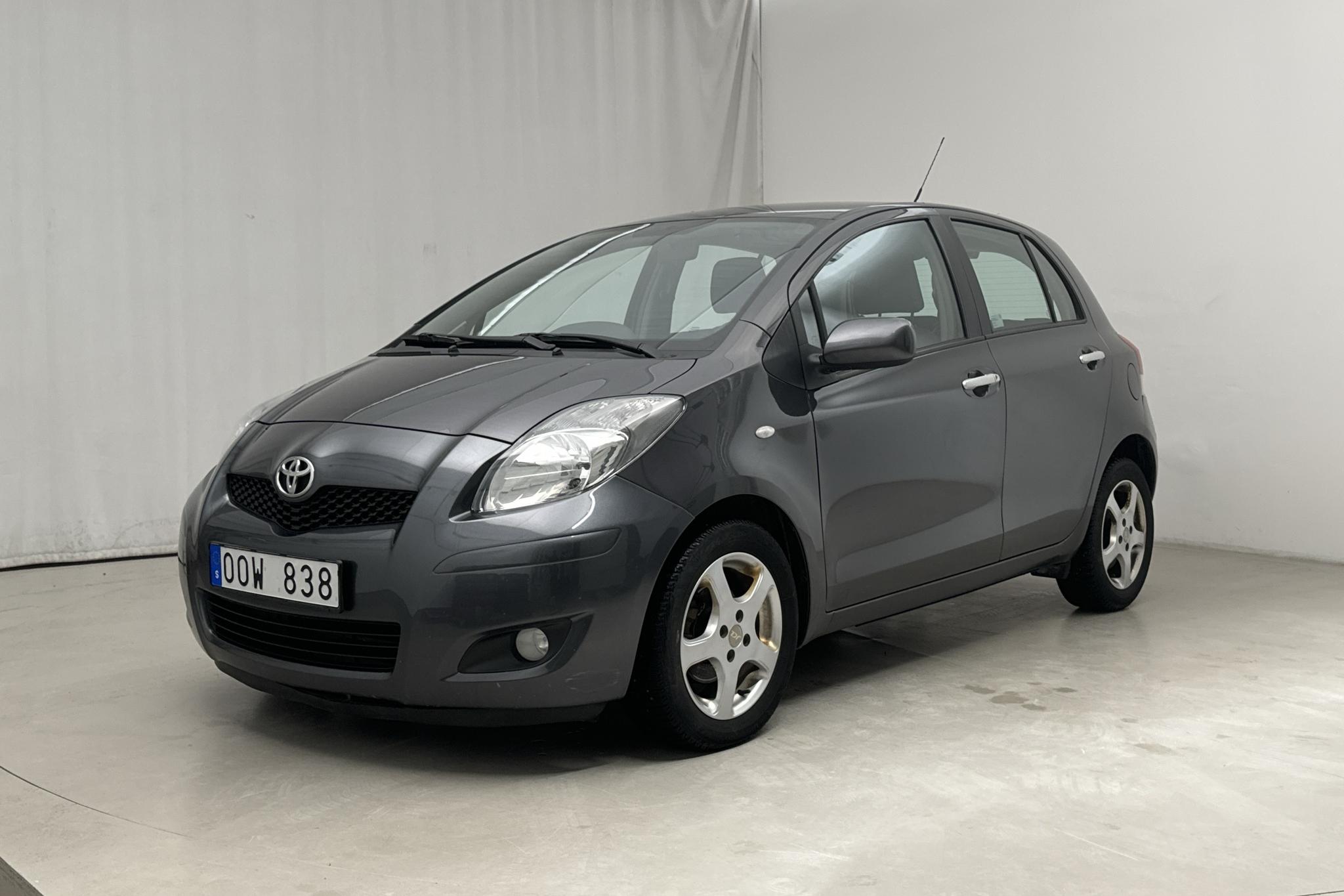 Toyota Yaris 1.33 5dr (100hk) - 8 376 mil - Manuell - Dark Grey - 2011