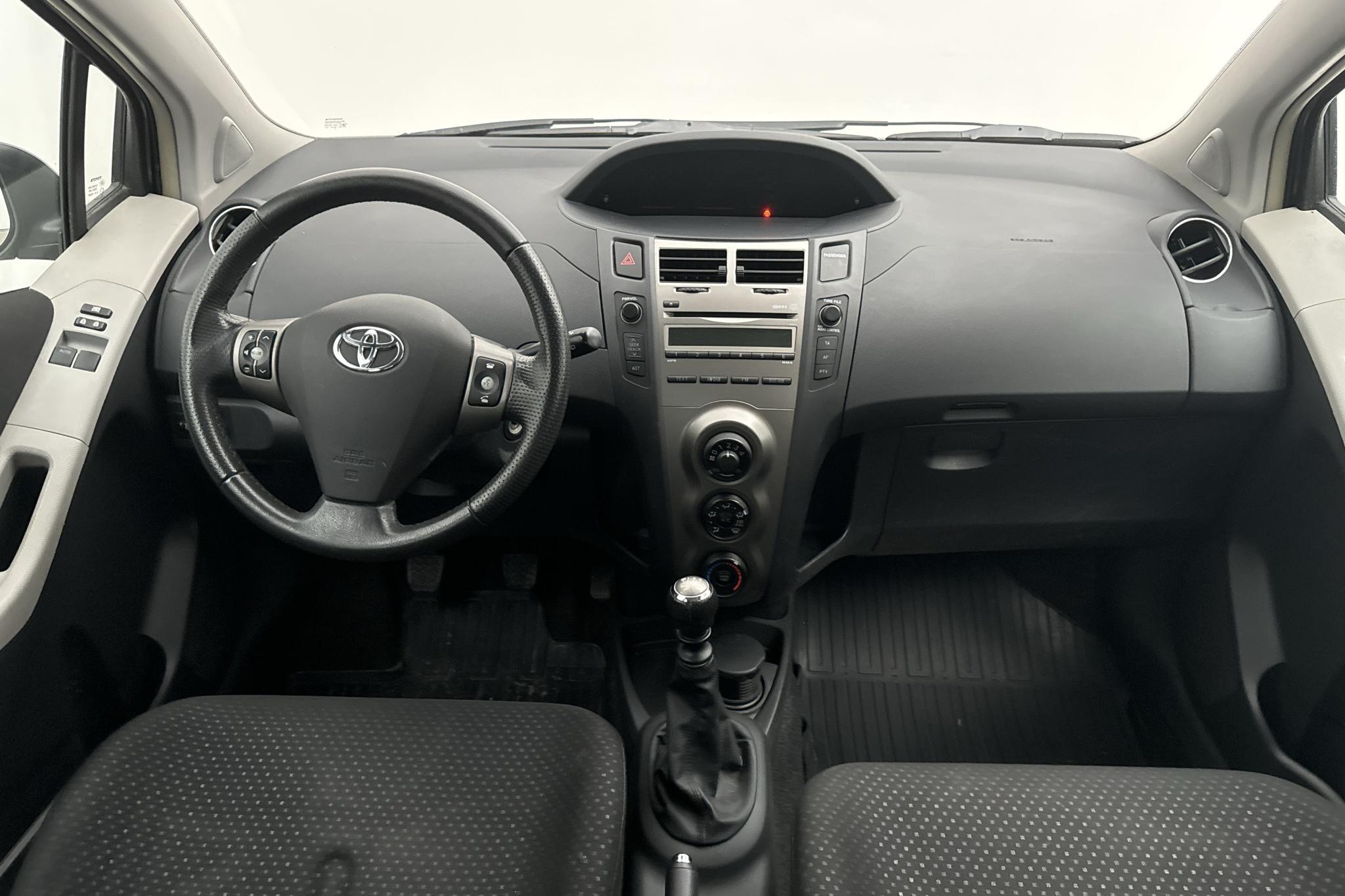 Toyota Yaris 1.33 5dr (100hk) - 8 376 mil - Manuell - Dark Grey - 2011