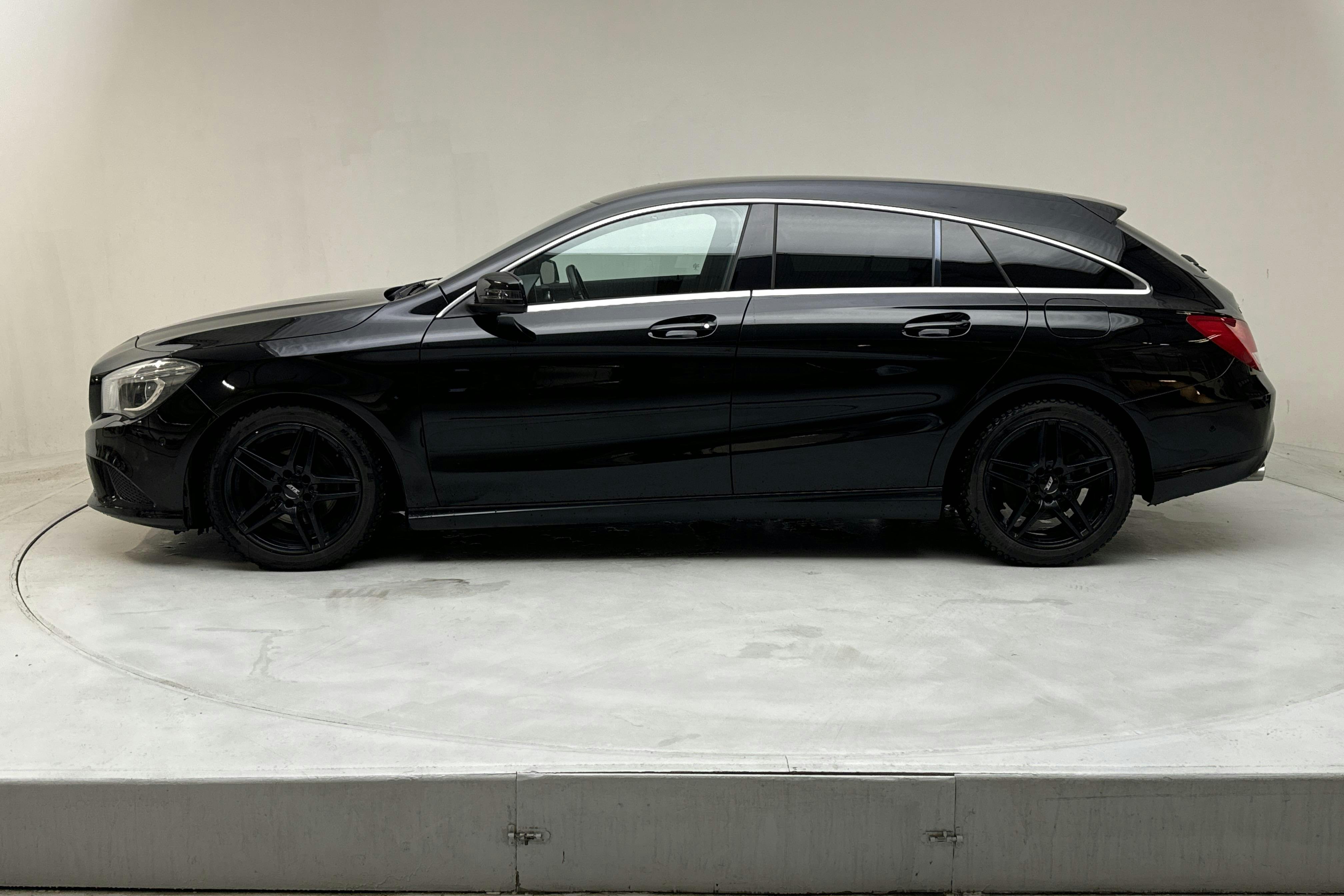 Mercedes CLA 220 CDI Shooting Brake (177hk) - 183 450 km - Automatic - black - 2015