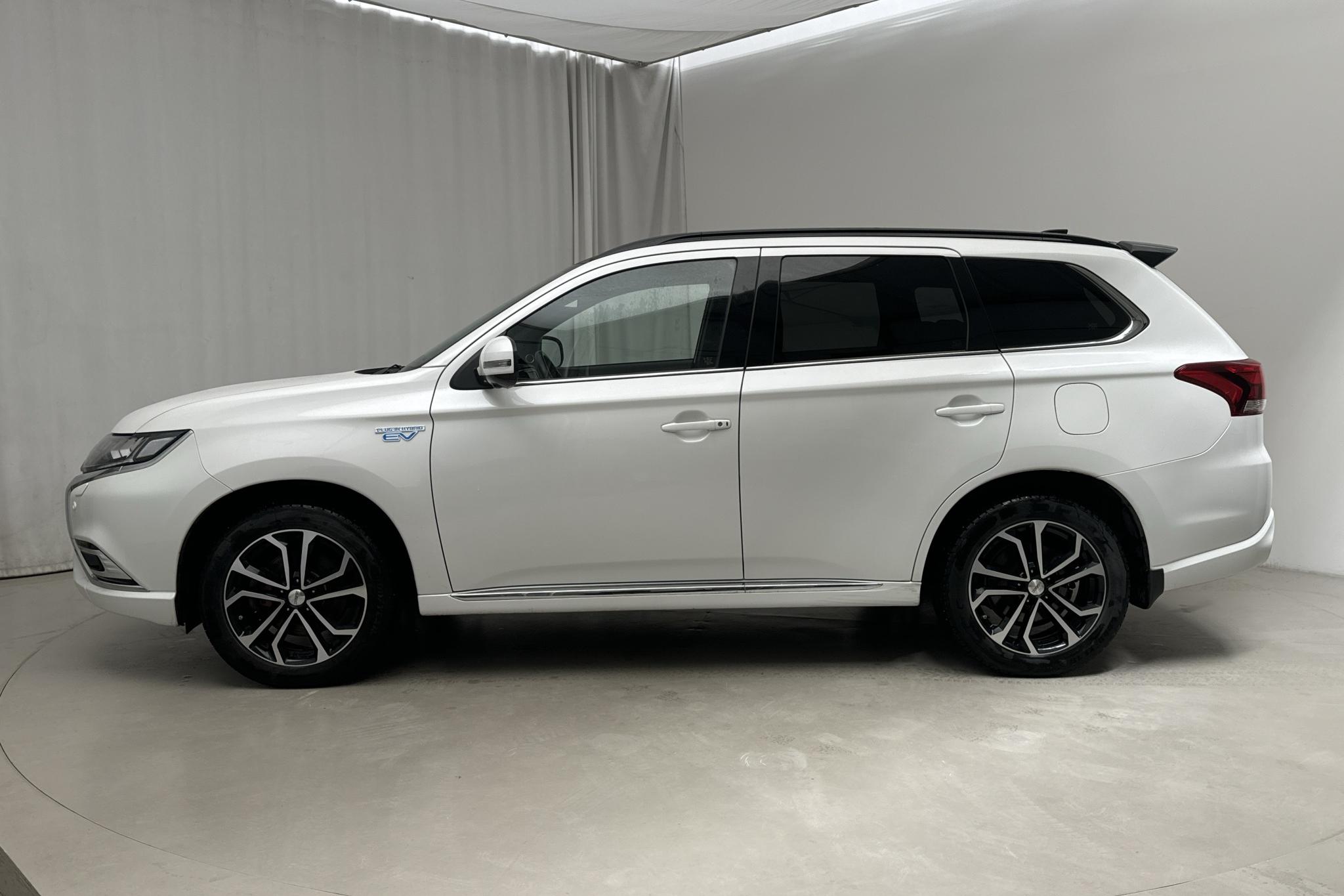 Mitsubishi Outlander 2.4 Plug-in Hybrid 4WD (136hk) - 12 092 mil - Automat - vit - 2019