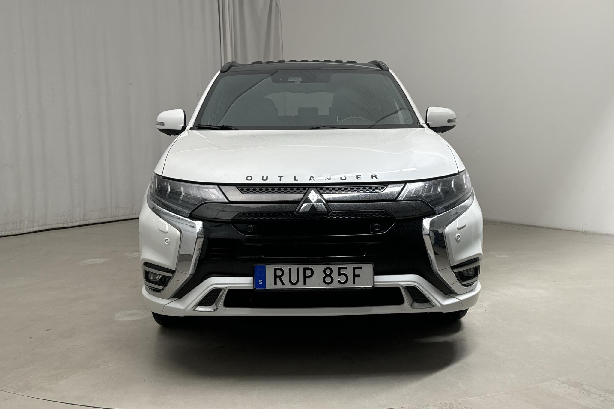 Mitsubishi Outlander 2.4 Plug-in Hybrid 4WD (136hk) - 12 092 mil - Automat - vit - 2019