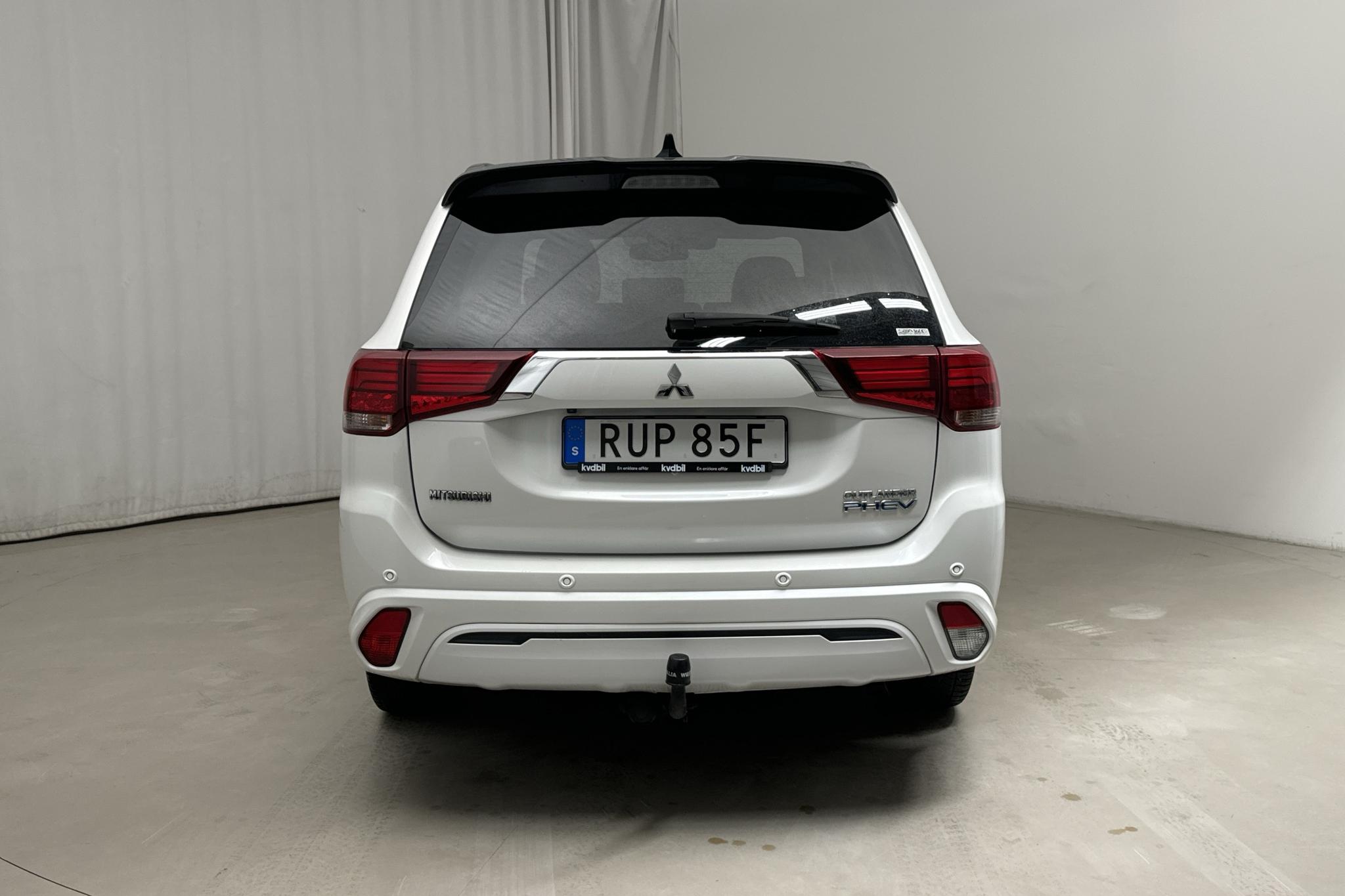 Mitsubishi Outlander 2.4 Plug-in Hybrid 4WD (136hk) - 12 092 mil - Automat - vit - 2019