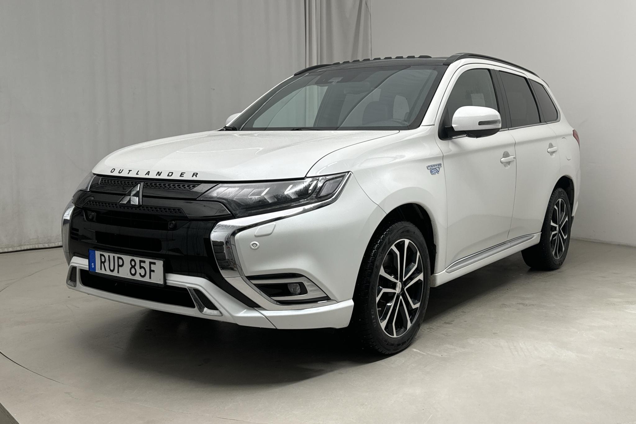 Mitsubishi Outlander 2.4 Plug-in Hybrid 4WD (136hk) - 12 092 mil - Automat - vit - 2019