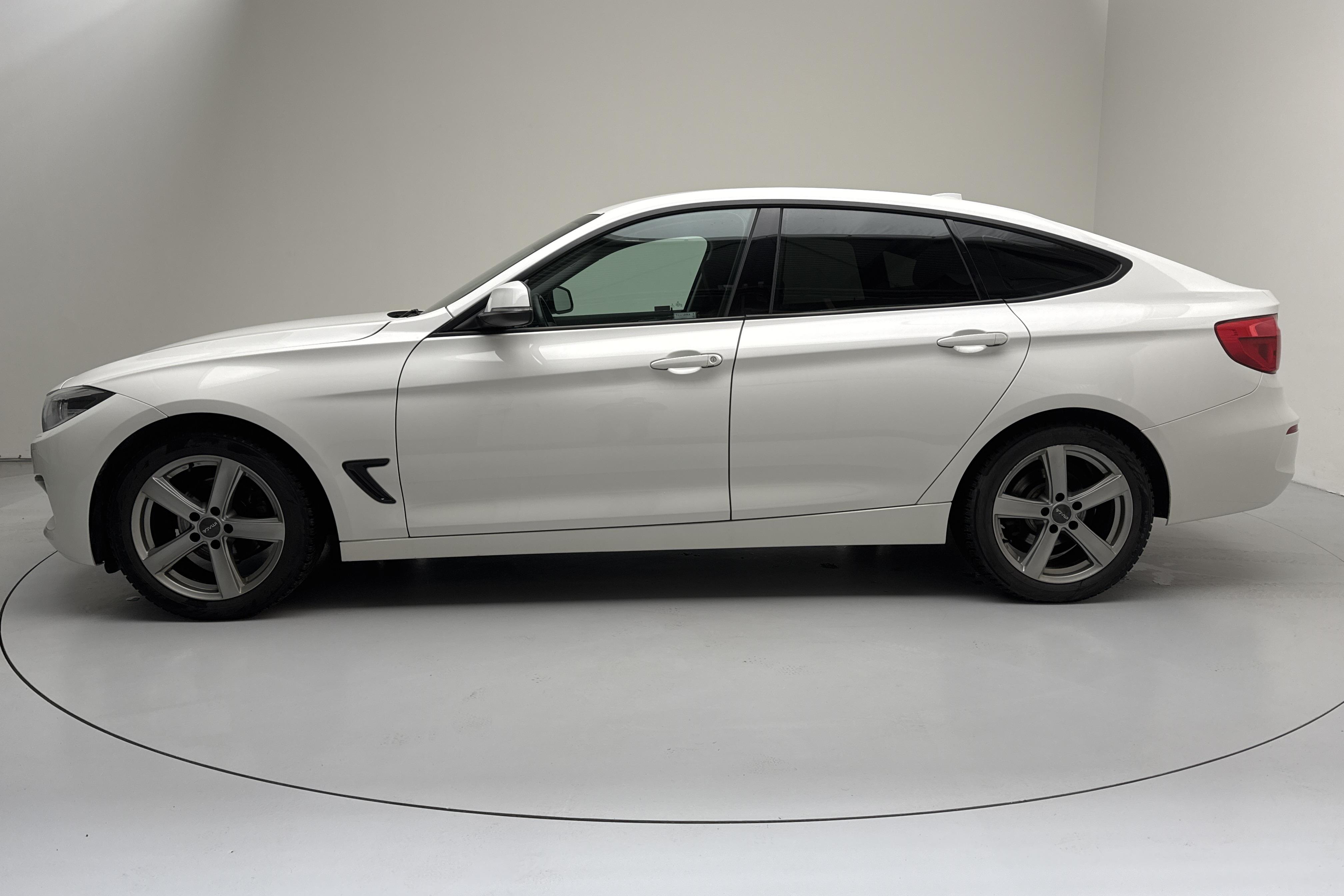 BMW 320d GT xDrive, F34 (190hk) - 9 331 mil - Automat - vit - 2018