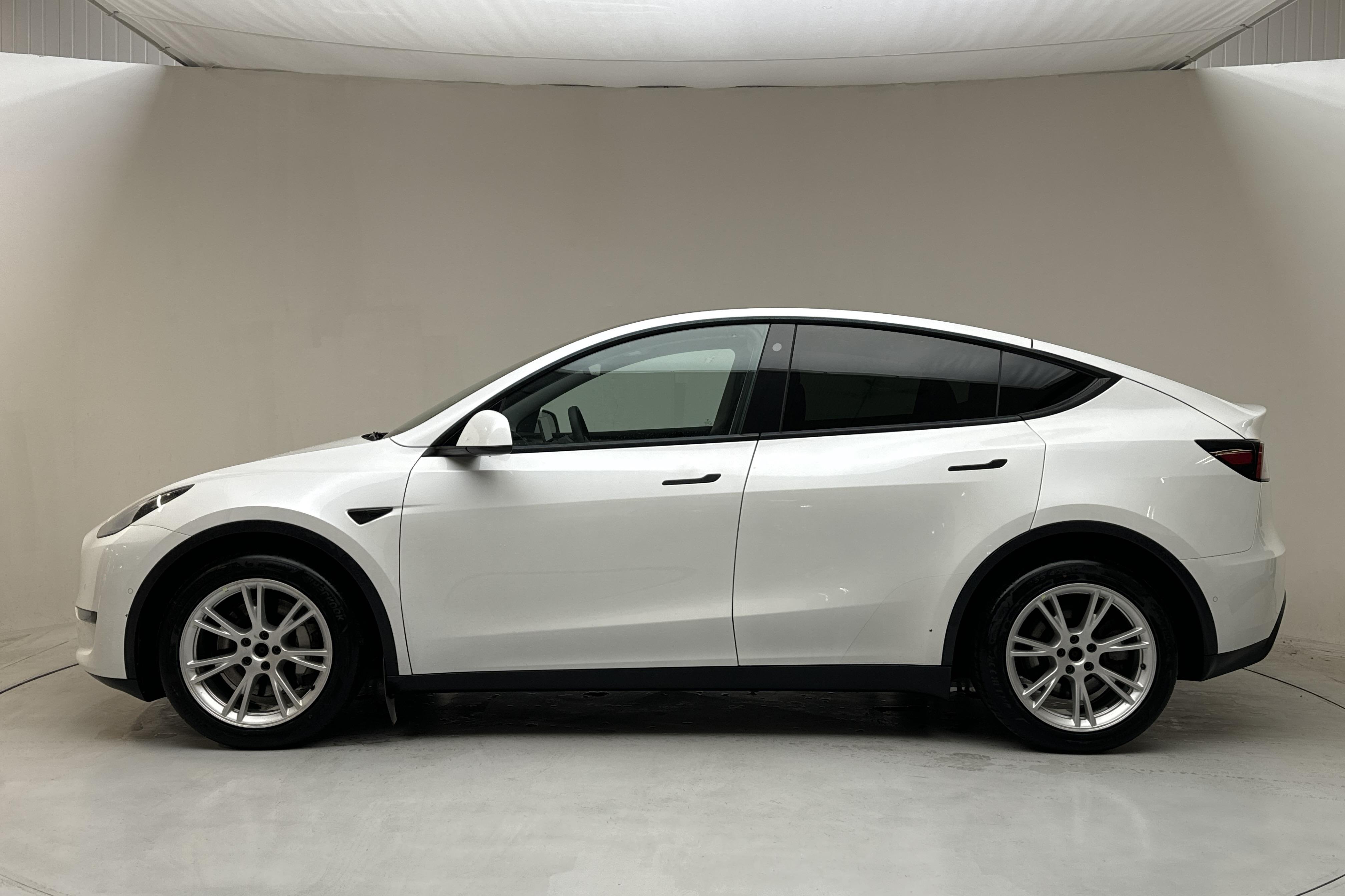 Tesla Model Y Long Range Dual Motor AWD - 92 590 km - Automatic - white - 2021