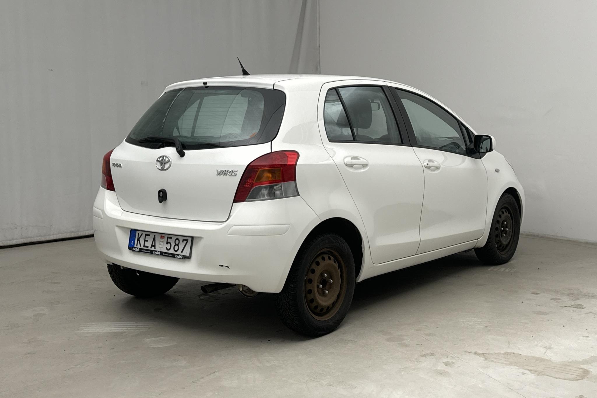 Toyota Yaris 1.33 5dr (100hk) - 5 334 mil - Manuell - vit - 2010