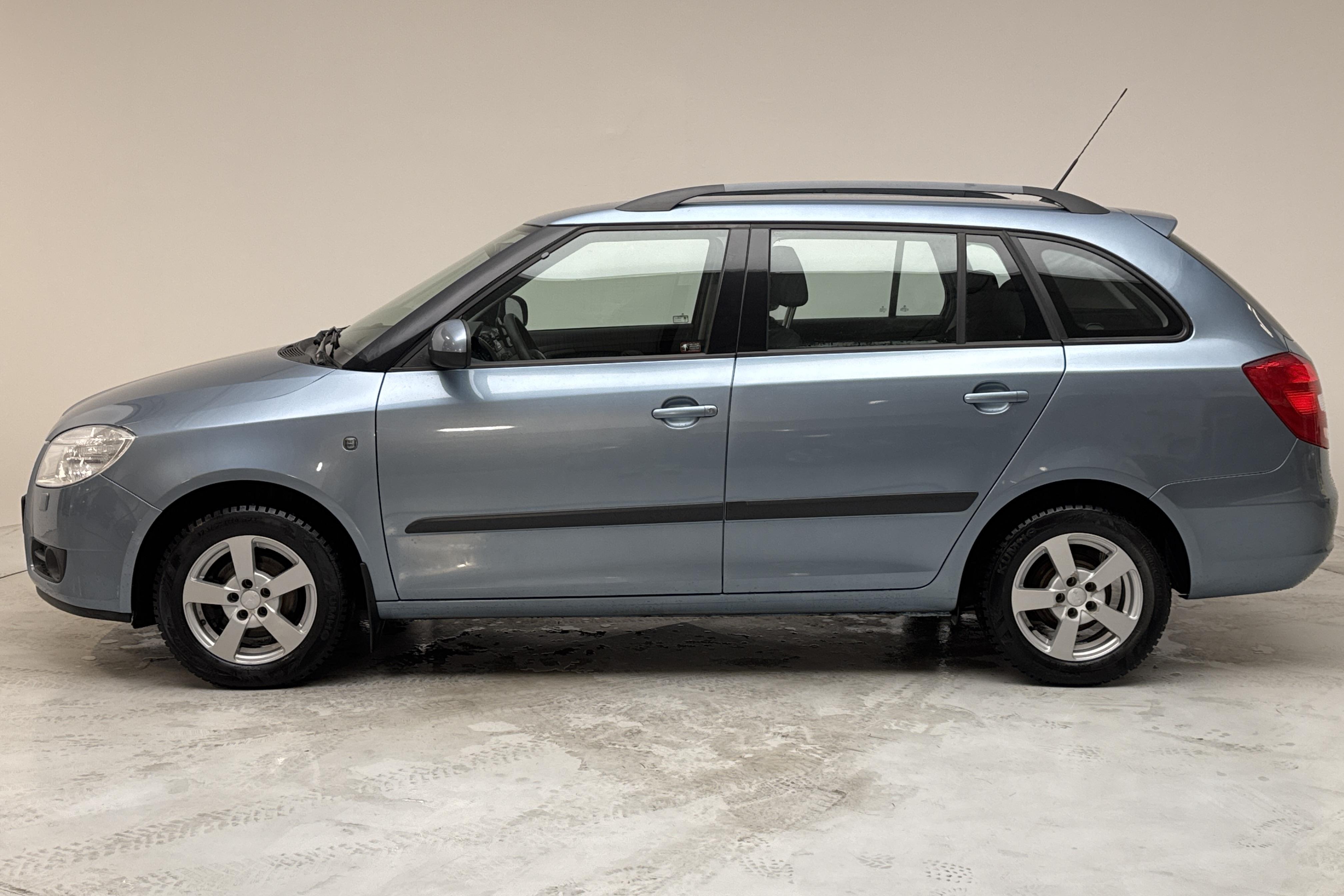 Skoda Fabia 1.2 Combi (70hk) - 85 950 km - Käsitsi - Light Grey - 2010