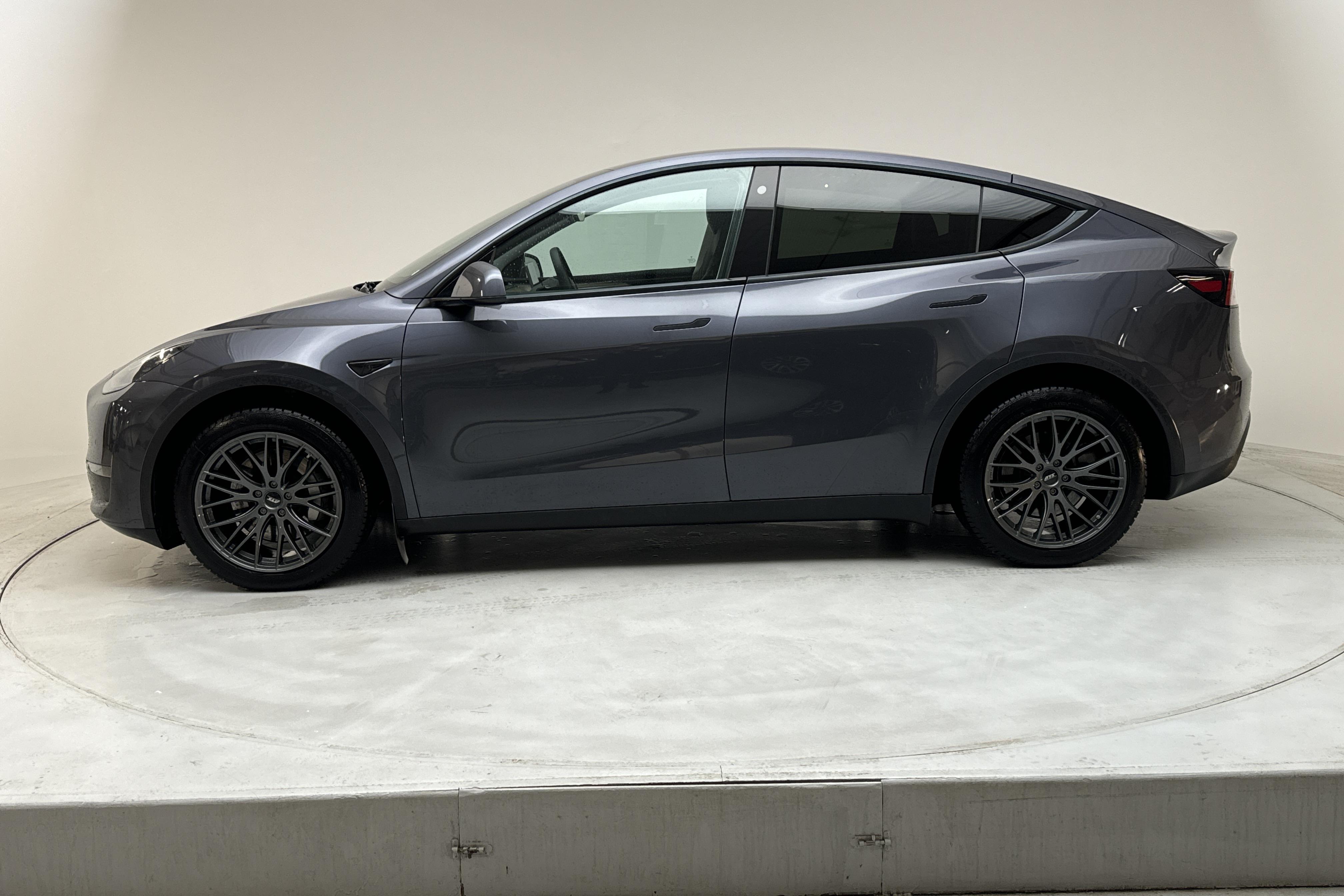 Tesla Model Y Long Range Dual Motor AWD - 6 080 mil - Automat - grå - 2022