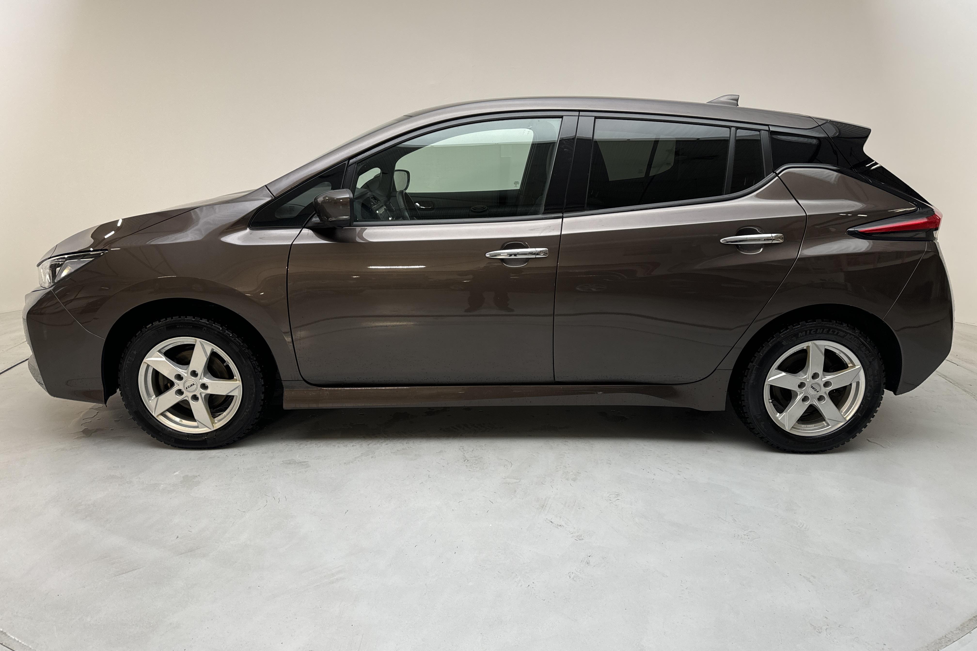 Nissan LEAF 5dr 59 kWh (214hk) - 74 840 km - Automaattinen - ruskea - 2022