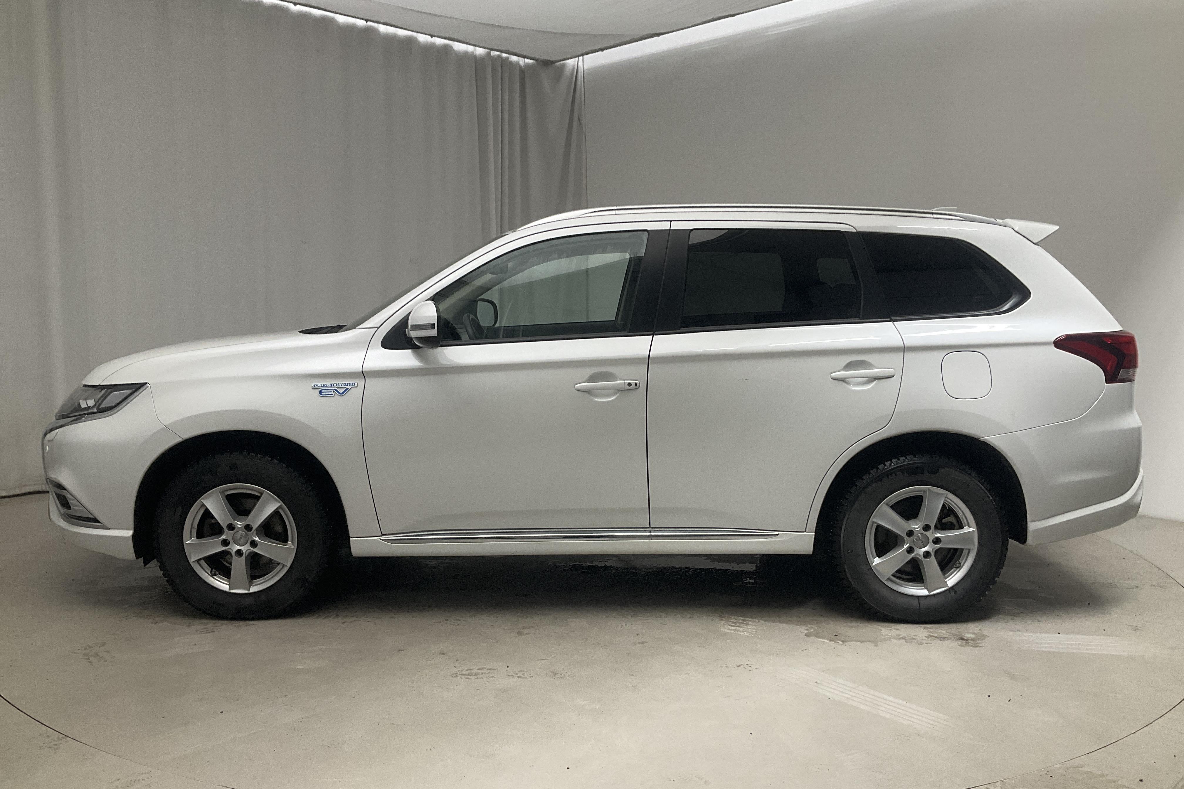 Mitsubishi Outlander 2.4 Plug-in Hybrid 4WD (136hk) - 3 593 mil - Automat - vit - 2020