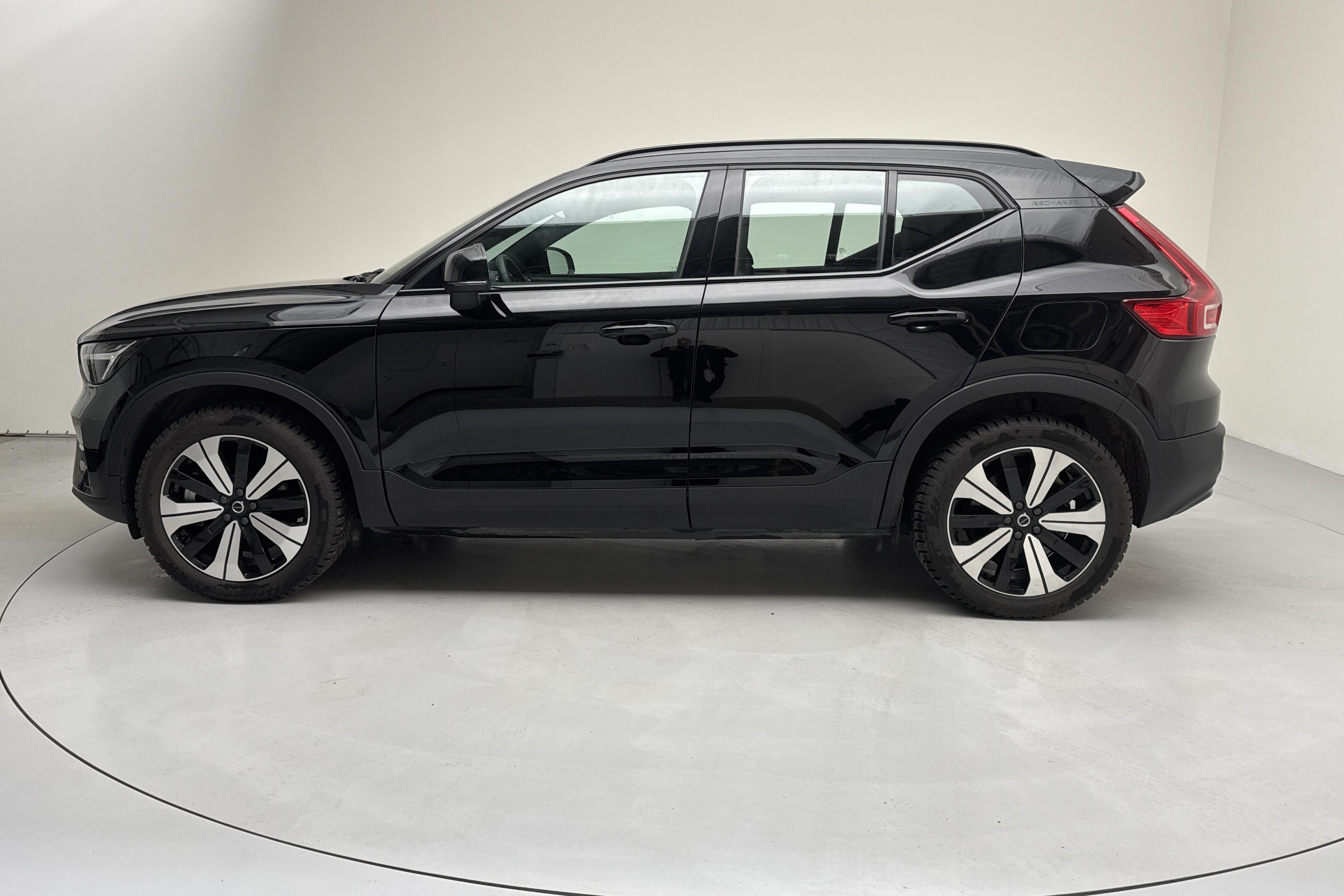 Volvo XC40 P6 Recharge (231hk) - 3 986 mil - Automat - svart - 2023