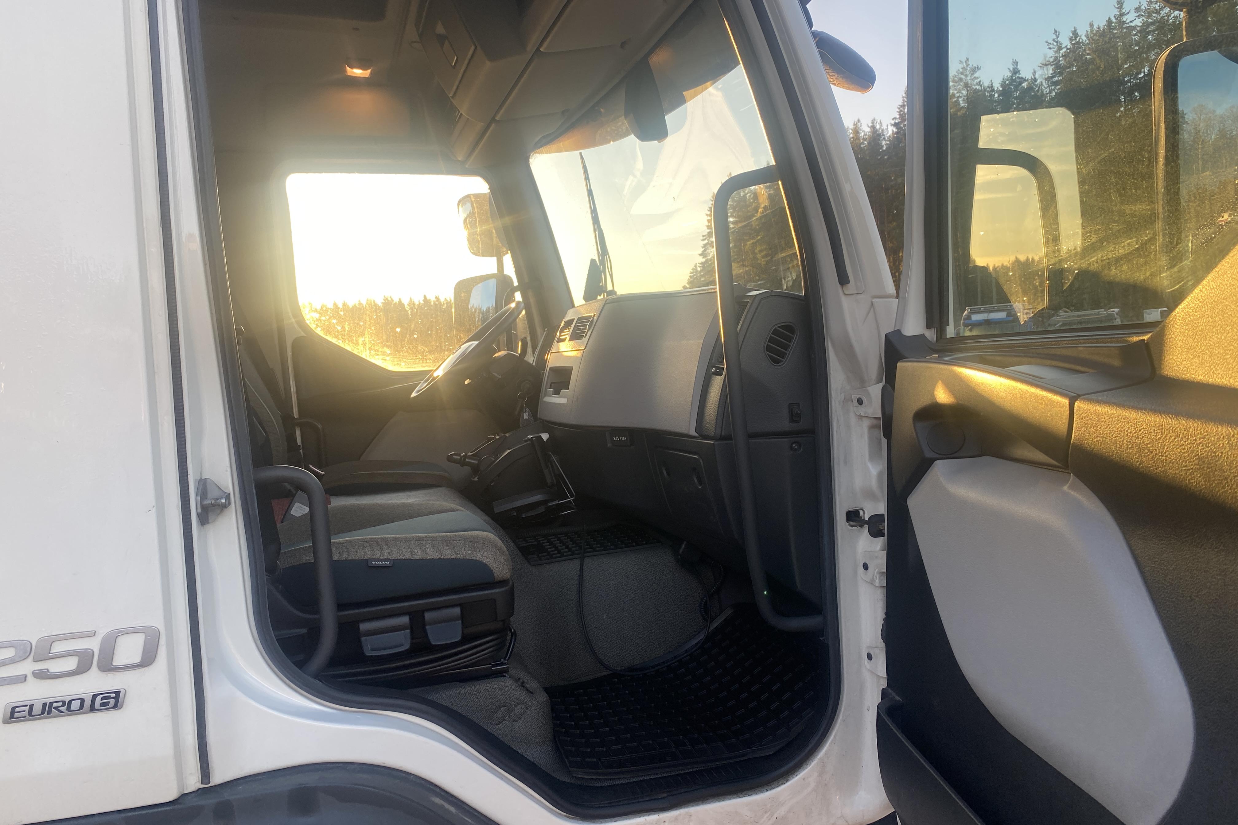 Volvo FL250 - 316 636 km - Automat - vit - 2017