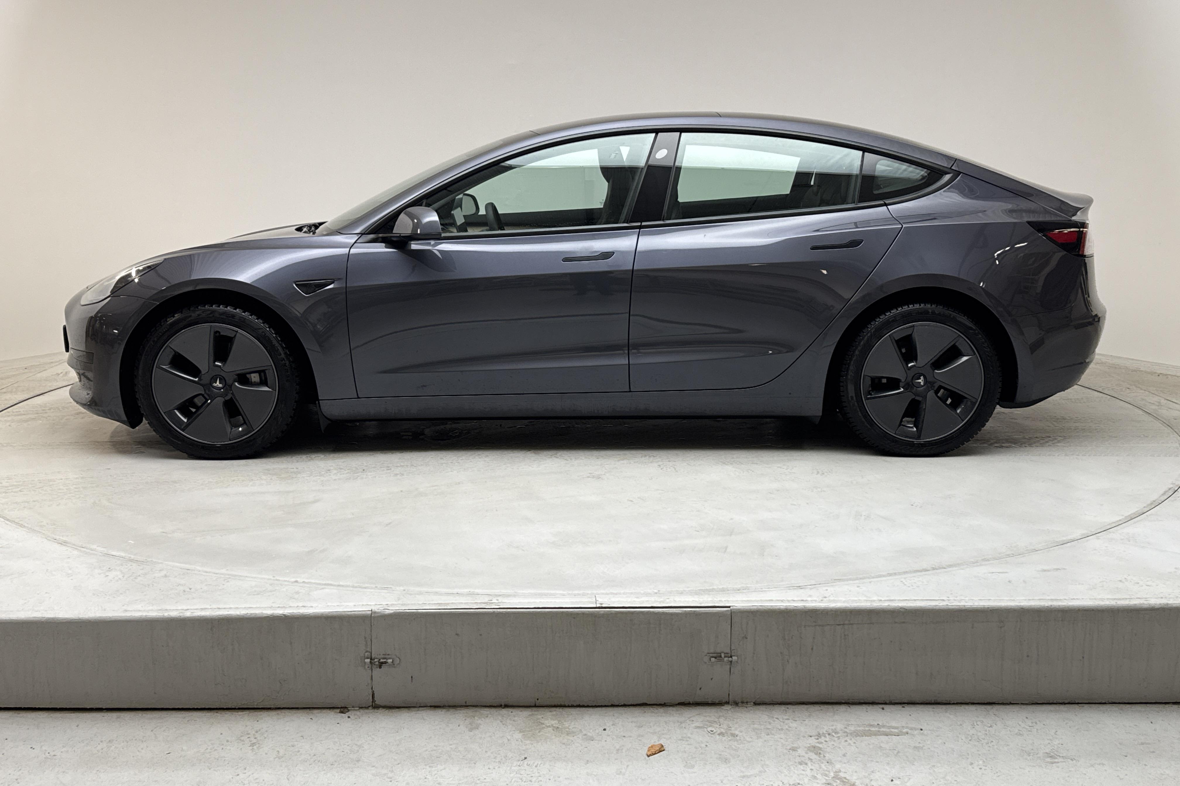 Tesla Model 3 Standard Range RWD - 89 680 km - Automatic - gray - 2021