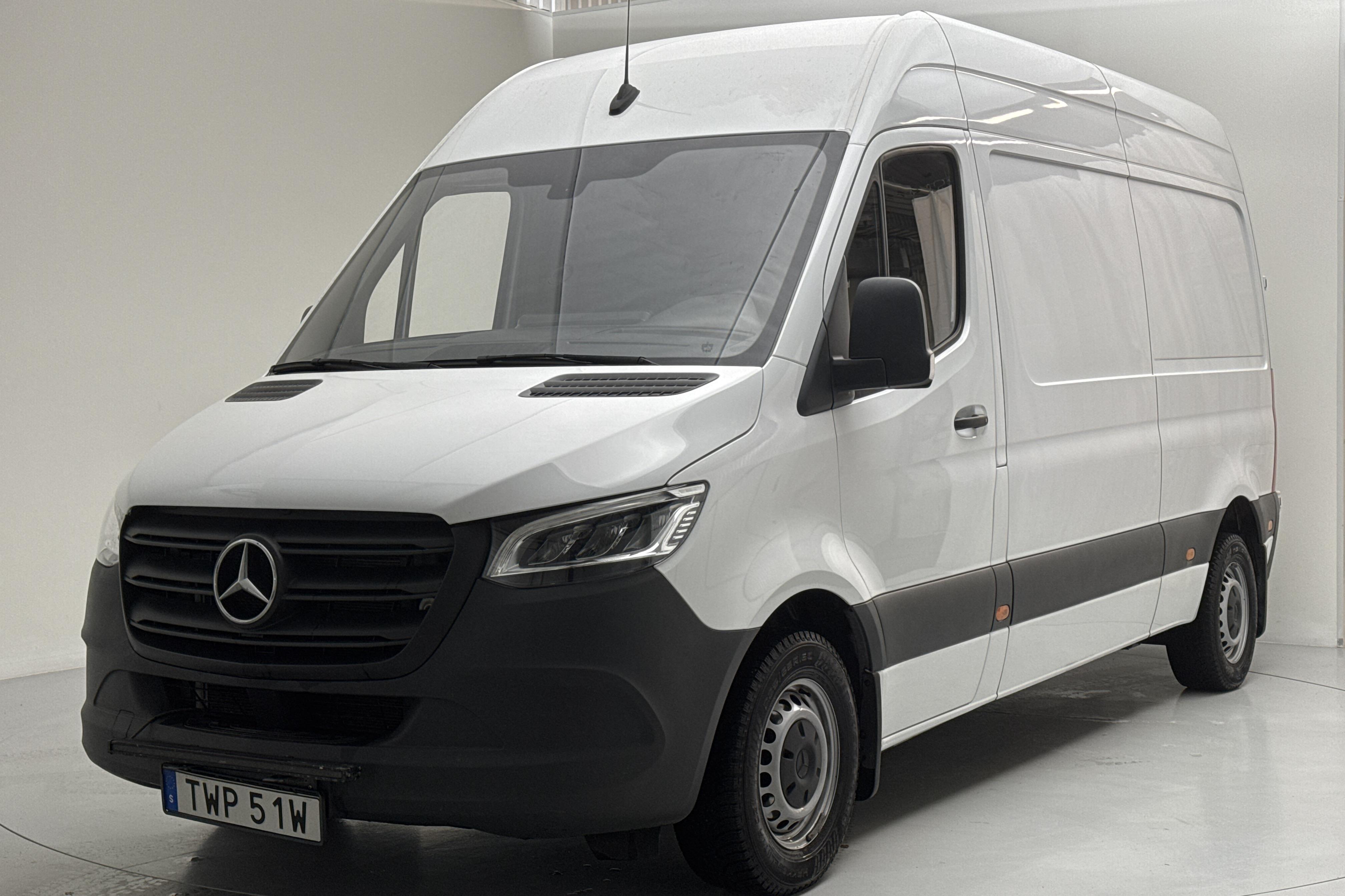 Mercedes Sprinter 211 CDI Skåp 2WD (114hk) - 5 755 mil - Automat - vit - 2023