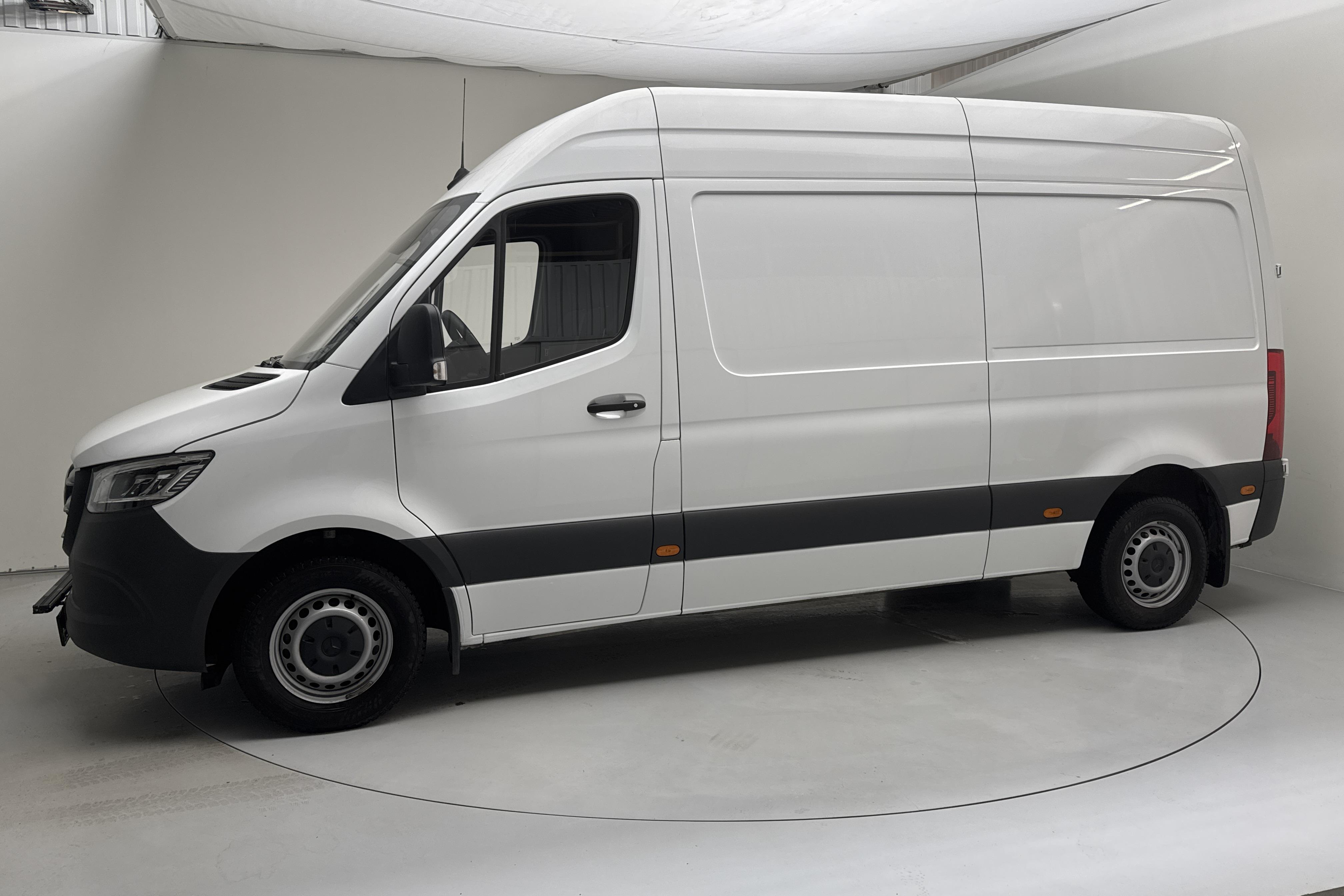 Mercedes Sprinter 211 CDI Skåp 2WD (114hk) - 5 755 mil - Automat - vit - 2023