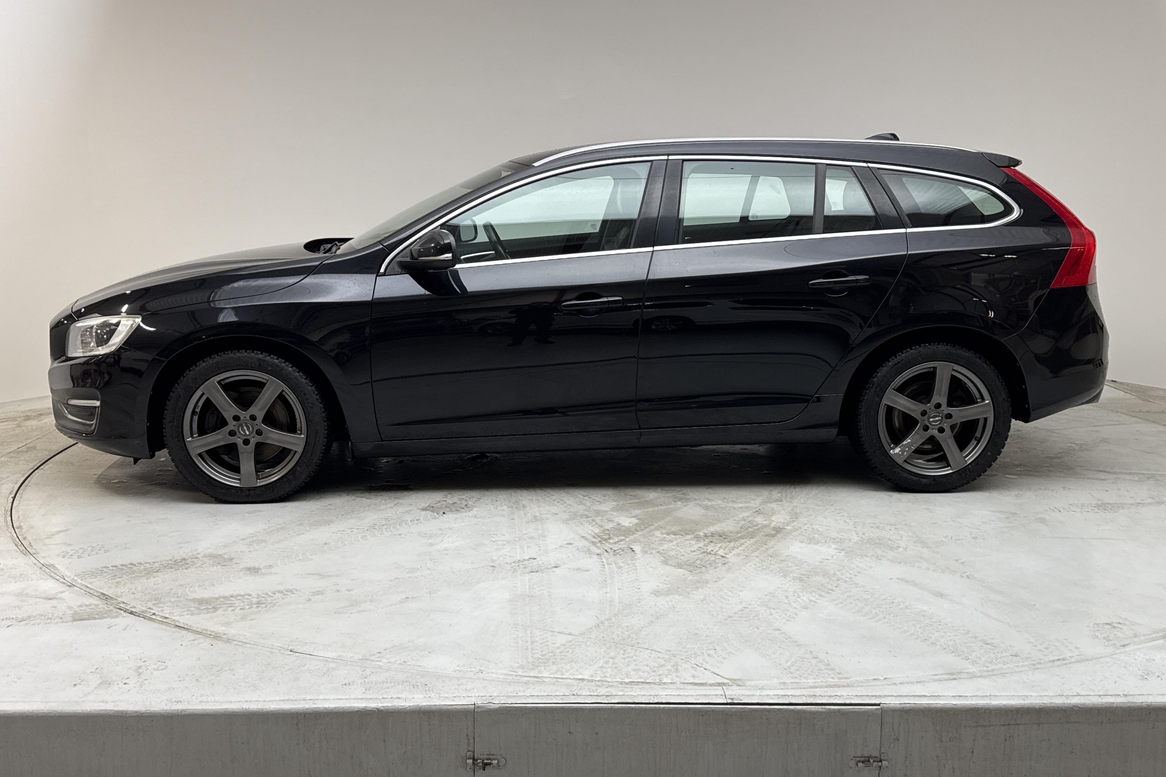 Volvo V60 D4 AWD (181hk) - 185 760 km - Automatic - black - 2015