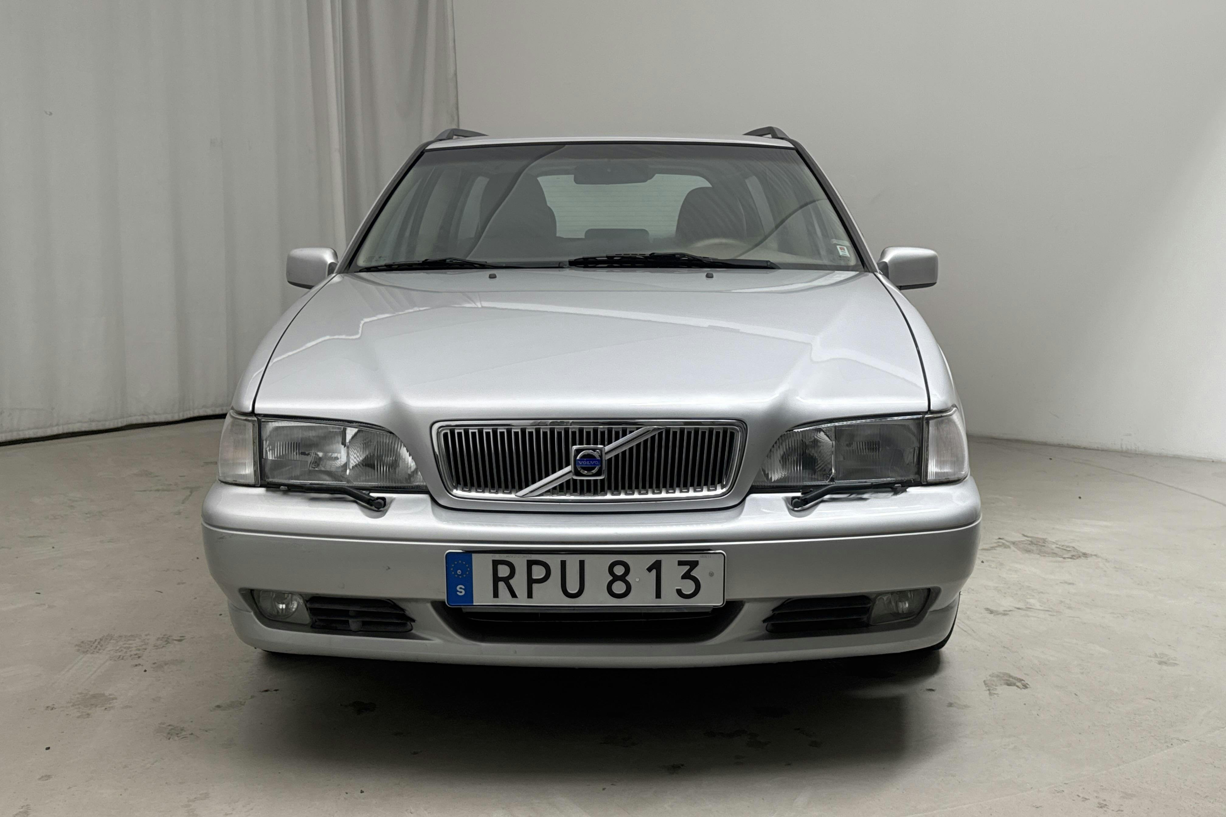 Volvo V70 2.4 (140hk) - 88 730 km - Manuaalinen - Light Grey - 2000