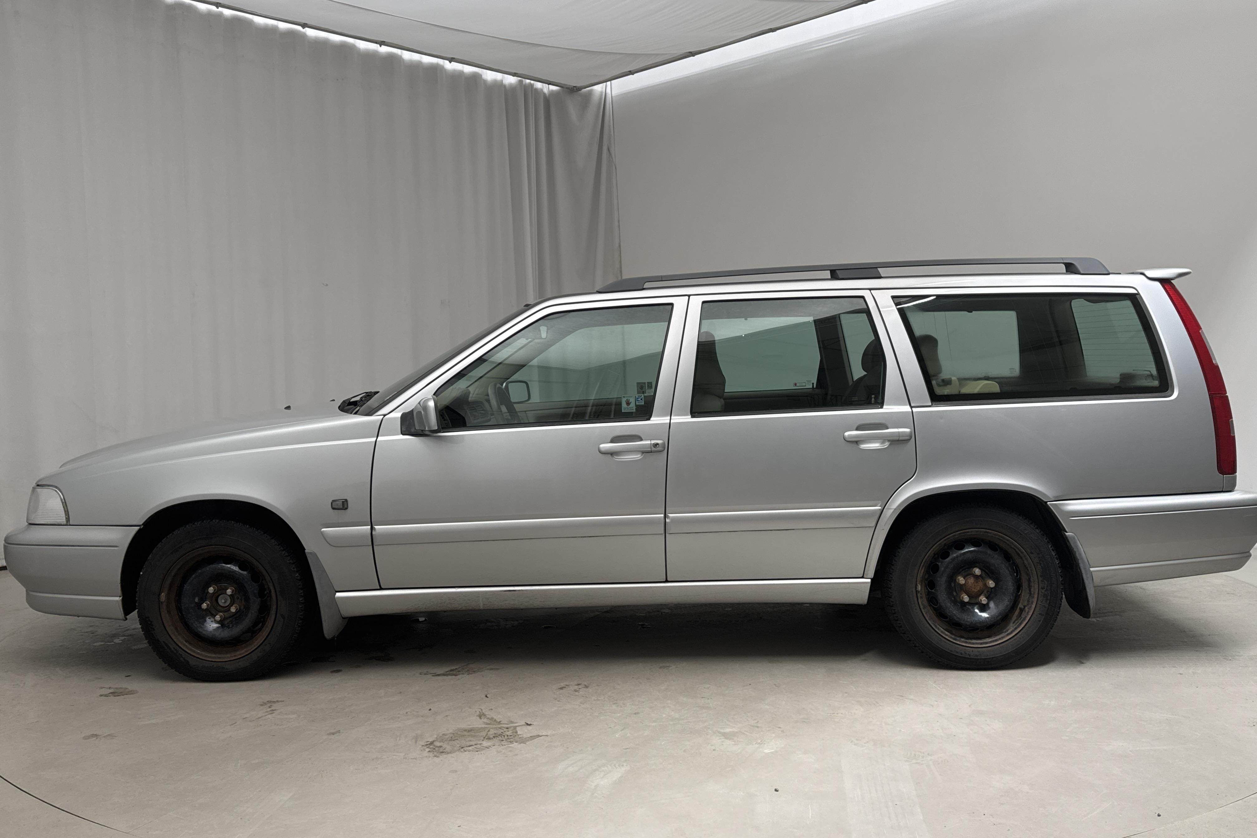 Volvo V70 2.4 (140hk) - 88 730 km - Manuaalinen - Light Grey - 2000